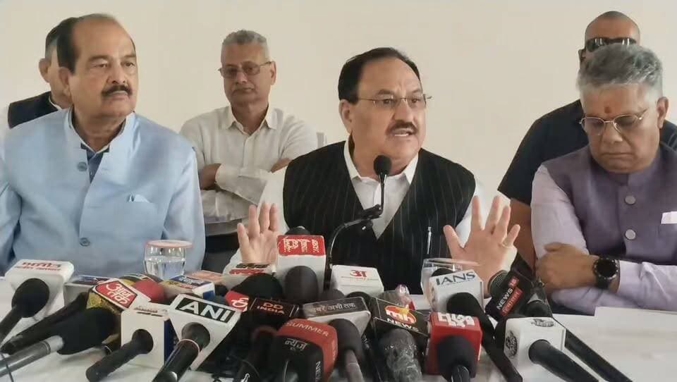बिलासपुर में केंद्रीय स्वास्थ्य मंत्री जगत प्रकाश नड्डा पत्रकारों से बातचीत करते हुए क्या कहते हैं देखिए पूरी वीडियो