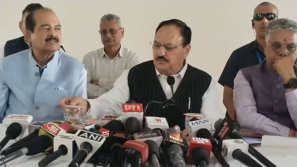 बिलासपुर में केंद्रीय स्वास्थ्य मंत्री जगत प्रकाश नड्डा पत्रकारों से बातचीत करते हुए क्या कहते हैं देखिए पूरी वीडियो