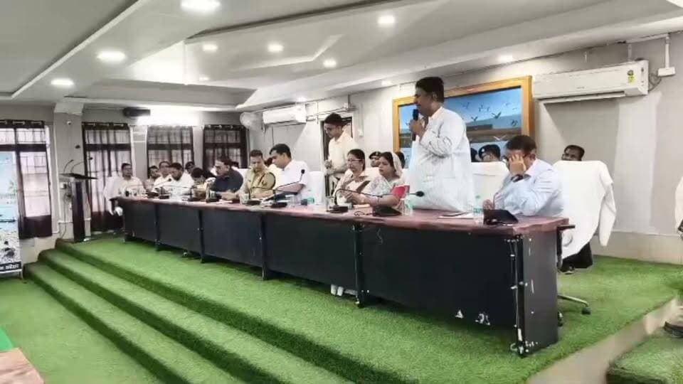 दुर्गा पूजा पर प्रशासन का पहरा, DJ बजाया तो होगी परेशानी, बिना लाइसेंस नहीं लगेगा पंडाल