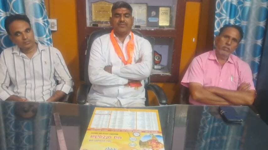 महाराव हम्मीर स्मृति सेवा न्यास द्वारा 10 अक्टूबर को आयोजित होगी भारतीय संस्कृति, इतिहास एवं सामान्य ज्ञान प्रतियोगिता-2026
गंगापुरसिटी। संत शिरोमणि रविदास जी की 650वीं जयंती एवं राष्ट्रगीत ‘वंदे मातरम्’ के 150 वर्ष पूर्ण होने के उपलक्ष्य में महाराव हम्मीर स्मृति सेवा न्यास, सवाईमाधोपुर द्वारा भारतीय संस्कृति, इतिहास एवं सामान्य ज्ञान प्रतियोगिता-2026 का आयोजन किया जा रहा है। परीक्षा के विभाग संयोजक समय सिंह गुर्जर गंगापुर सिटी ने बताया कि यह प्रतियोगिता सवाई माधोपुर करौली दौसा तीनों जिलों में आयोजित हो रही है प्रतियोगिता हेतु उक्त जिलों में 975 परीक्षा केंद्र बनाए हैं 90000 से ज्यादा प्रतियोगी भाग लेंगे, प्रतियोगिता को सफल करने हेतु अलग-अलग समितियां बनाई है सभी जिलों में अनुभवी कार्यकर्ताओं का उपयोग किया जा रहा है प्रतियोगिता का उद्देश्य विद्यार्थियों में भारतीय संस्कृति, गौरवशाली इतिहास, राष्ट्रीय चेतना एवं सामान्य ज्ञान के प्रति जागरूकता बढ़ाना तथा उनमें अध्ययन और ज्ञानार्जन की रुचि विकसित करना है।
न्यास द्वारा आयोजित यह परीक्षा 10 अक्टूबर 2026, शनिवार को सवाईमाधोपुर जिले के कुल 325 परीक्षा केंद्रों पर आयोजित की जाएगी। परीक्षा का समय सुबह 11 बजे से दोपहर 12:15 बजे तक निर्धारित है। प्रतियोगिता के लिए पंजीकरण प्रक्रिया 3 अक्टूबर तक पूरी कर ली गई थी।
प्रतियोगिता में कक्षा 6 से 8 तक के विद्यार्थी कनिष्ठ वर्ग तथा कक्षा 9 से 12 तक के विद्यार्थी वरिष्ठ वर्ग में शामिल होंगे। दोनों वर्गों के लिए अलग-अलग प्रश्नपत्र होंगे, जिनमें 60-60 बहुविकल्पीय प्रश्न पूछे जाएंगे। परीक्षा ओएमआर शीट के माध्यम से होगी। प्रश्नपत्र में 80 प्रतिशत प्रश्न निर्धारित अध्ययन सामग्री तथा 20 प्रतिशत प्रश्न संबंधित विषय-वस्तु से होंगे, जो अध्ययन सामग्री के बाहर से पूछे जाएंगे। परीक्षा में नकारात्मक अंकन नहीं होगा। समान अंक प्राप्त होने की स्थिति में कम आयु वाले परीक्षार्थी को प्राथमिकता दी जाएगी। परीक्षा के लिए प्रति विद्यार्थी 30 रुपये शुल्क निर्धारित किया गया था।
ब्लॉक एवं जिला स्तर पर दिए जाएंगे पुरस्कार
विद्यार्थियों को प्रोत्साहित करने के लिए कनिष्ठ एवं वरिष्ठ, दोनों वर्गों में अलग-अलग पुरस्कार निर्धारित किए गए हैं। ब्लॉक स्तर पर प्रथम स्थान प्राप्त करने वाले विद्यार्थी को 2,100 रुपये, द्वितीय स्थान पर 1,500 रुपये तथा तृतीय स्थान प्राप्त करने वाले विद्यार्थी को 1,100 रुपये प्रदान किए जाएंगे।
इसी प्रकार जिला स्तर पर प्रथम पुरस्कार 5,100 रुपये, द्वितीय पुरस्कार 4,100 रुपये तथा तृतीय पुरस्कार 3,100 रुपये निर्धारित किया गया है। जिला स्तर पर भी दोनों वर्गों के विजेताओं को अलग-अलग पुरस्कार दिए जाएंगे।
इसके अतिरिक्त दोनों वर्गों के विद्यालय टॉपर्स को प्रशस्ति-पत्र प्रदान किए जाएंगे। प्रतियोगिता में सर्वाधिक सहभागिता दर्ज कराने वाले पांच विद्यालयों को स्मृति चिह्न देकर सम्मानित किया जाएगा तथा प्रत्येक सहभागी विद्यालय को सहभागिता प्रमाण-पत्र दिया जाएगा।
सवाईमाधोपुर जिले में 325 परीक्षा केंद्रों पर आयोजित होने वाली यह प्रतियोगिता विद्यार्थियों को अपनी प्रतिभा प्रदर्शित करने के साथ-साथ भारतीय संस्कृति, इतिहास, राष्ट्रगीत ‘वंदे मातरम्’ की ऐतिहासिक महत्ता तथा संत शिरोमणि रविदास जी के विचारों से परिचित होने का अवसर प्रदान करेगी। न्यास का उद्देश्य विद्यार्थियों में ज्ञान, संस्कार, राष्ट्रभावना एवं स्वस्थ प्रतिस्पर्धा की भावना को सुदृढ़ करना है।