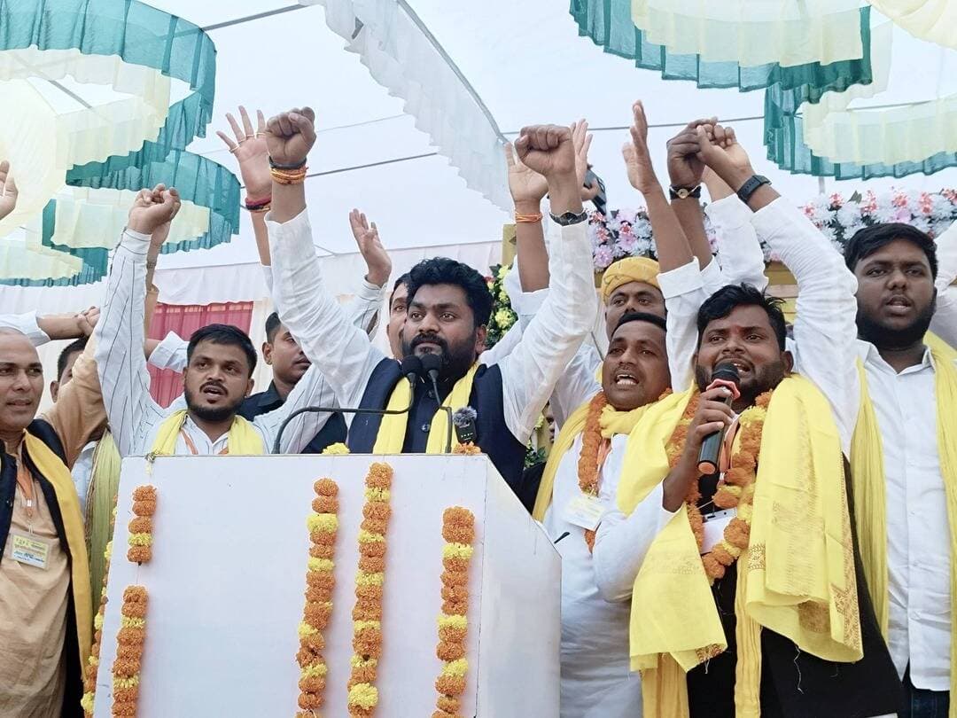 #बलिया के #बेल्थरारोड में युवा भागीदारी महासम्मेलन के बाद #सुभासपा के राष्ट्रीय प्रमुख महासचिव एवं पूर्व राज्यमंत्री डा. अरविंद राजभर ने सपा प्रमुख अखिलेश यादव पर तीखा सियासी हमला बोला। उन्होंने दावा किया कि सपा के साथ रहते तो सुभासपा का अस्तित्व समाप्त हो जाता, जबकि भाजपा के साथ गठबंधन में पार्टी को आगे बढ़ने और अपनी राजनीतिक पहचान मजबूत करने का अवसर मिल रहा है। अखिलेश यादव को भस्मासुर बताते हुए उन्होंने कहा कि सुभासपा का बढ़ता राजनीतिक कद सपा की चिंता का कारण बन रहा है। साथ ही, ओमप्रकाश राजभर की सरकार में कैबिनेट मंत्री के रूप में भूमिका का उल्लेख करते हुए डा. अरविंद राजभर ने पार्टी की बढ़ती राजनीतिक पहचान और विस्तार पर अपनी बात रखी।
#followerseveryone #nonfollowersviewers
#SBSP #ArvindRajbhar #AkhileshYadav #UttarPradeshPolitics #BalliaNews