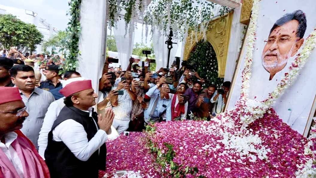 #बलिया में स्व. रामगोविंद चौधरी को #श्रद्धांजलि अर्पित कर #सपा के राष्ट्रीय अध्यक्ष अखिलेश यादव ने भाजपा पर तीखा हमला बोला। उन्होंने कहा कि रामगोविंद चौधरी का समाजवादी संघर्ष और उनके विचार कभी व्यर्थ नहीं जाएंगे। वह बलिया के असली समाजवादी बल थे, जिनकी विचारधारा और संघर्ष की विरासत को आगे बढ़ाना ही सच्ची श्रद्धांजलि होगी। अखिलेश यादव ने दावा किया कि 2027 के विधानसभा चुनाव में समाजवादी पार्टी इंडिया गठबंधन के साथ बड़ी जीत दर्ज कर भाजपा को शिकस्त देगी। साथ ही उन्होंने पार्टी नेताओं और कार्यकर्ताओं को एकजुट होकर चुनावी तैयारी में जुटने का संदेश दिया।
#followerseveryone #nonfollowersviewers
#AkhileshYadav #RamGovindChaudhary #SamajwadiParty #UPPolitics #UPAssemblyElection2027