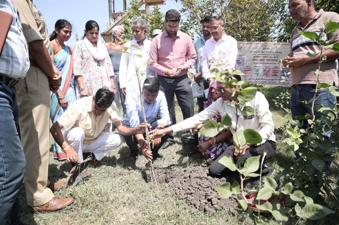 मुख्यमंत्री जनविश्वास अभियान: कलेक्टर ने बड़नगर जनपद के गांवों का भ्रमण कर योजनाओं का लिया फीडबैक
कलेक्टर श्री रोशन कुमार सिंह ने बड़नगर जनपद के विभिन्न ग्रामों का भ्रमण कर ग्रामीणों, किसानों, विद्यार्थियों और शिक्षकों से संवाद किया। उन्होंने किसानों को जैविक खेती अपनाने तथा कृषि वैज्ञानिकों की सलाह से उन्नत बीजों का उपयोग करने के लिए प्रेरित किया।
कलेक्टर ने स्कूल, स्वास्थ्य केंद्र, गौशाला और बायोगैस प्लांट का निरीक्षण कर व्यवस्थाओं का जायजा लिया। ग्रामीणों की समस्याएं सुनकर संबंधित अधिकारियों को आवश्यक निर्देश दिए। ग्राम सुंदराबाद की महाकाल वाटिका में जामुन सहित फलदार, छायादार एवं औषधीय पौधों का रोपण भी किया।
CM Madhya Pradesh
JDjansampark Ujjain
Panchayat, Rural Development and Social Welfare Department of Madhya Pradesh
#मुख्यमंत्री_जनविश्वास_अभियान #उज्जैन