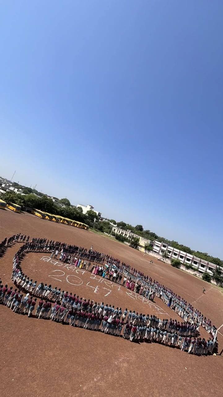 #सेवा_संकल्प_अभियान के तहत विद्यालयों में मानव श्रृंखला बनाकर एकजुटता का दिया गया संदेश
विद्यार्थियों को सेवा, सहयोग एवं सामाजिक उत्तरदायित्व के प्रति किया जागरूक
जिले में संचालित सेवा संकल्प अभियान के अंतर्गत विभिन्न विद्यालयों में विद्यार्थियों द्वारा मानव श्रृंखला एवं मानव रंगोली बनाकर सेवा, एकजुटता और जनभागीदारी का संदेश दिया गया। इस दौरान विद्यार्थियों को सेवा संकल्प अभियान के उद्देश्यों तथा इसके अंतर्गत आयोजित विभिन्न गतिविधियों की जानकारी दी गई।
कार्यक्रम में विद्यार्थियों को बताया गया कि सेवा केवल जरूरतमंदों की सहायता तक सीमित नहीं है, बल्कि स्वच्छता बनाए रखना, पर्यावरण संरक्षण, सार्वजनिक संपत्ति की सुरक्षा और समाजहित के कार्यों में योगदान देना भी सेवा के महत्वपूर्ण स्वरूप हैं।
इन गतिविधियों का उद्देश्य विद्यार्थियों में सेवा भावना, सहयोग, संवेदनशीलता और सामाजिक उत्तरदायित्व की भावना विकसित करना है। अभियान के माध्यम से विद्यार्थियों एवं आमजन को समाजहित के कार्यों में सक्रिय भागीदारी के लिए प्रेरित किया जा रहा है।
CM Madhya Pradesh
Jansampark Madhya Pradesh
Department of School Education, Madhya Pradesh
#नीमच #neemuch