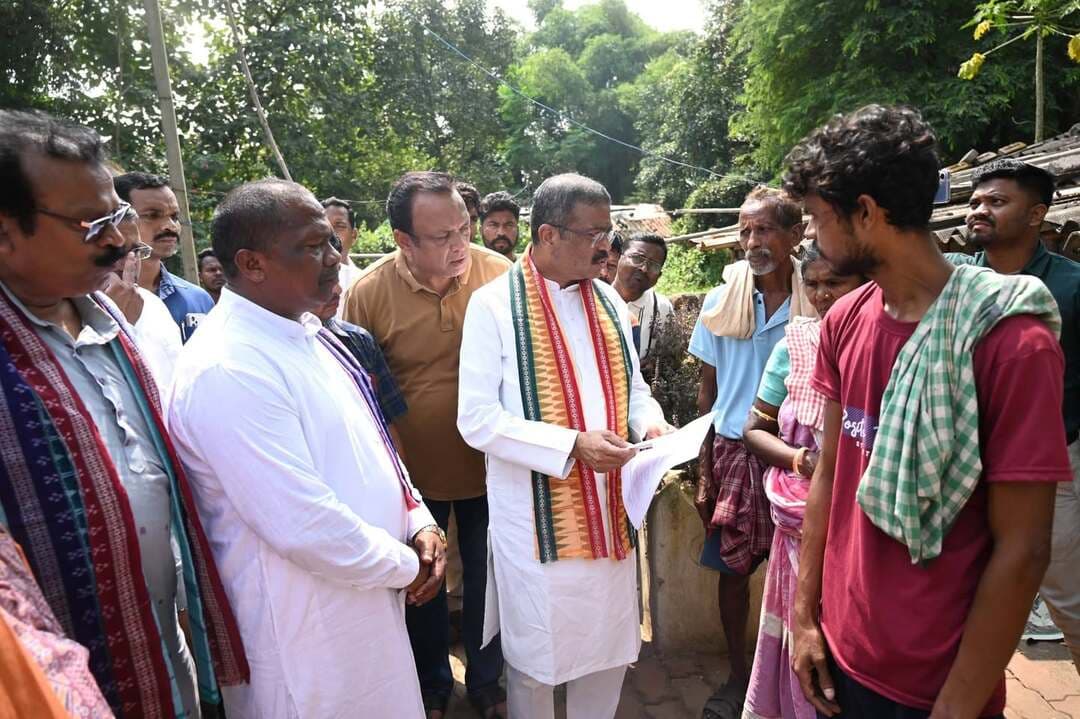 ସଇଡା ହାତୀ ମୃତ୍ୟୁ ଘଟଣା ରେ ଆଜି ସମ୍ବଲପୁର ସାଂସଦ ଧର୍ମେନ୍ଦ୍ର ପ୍ରଧାନ ମୃତ ଅଞ୍ଜଳି କୁସୁମ ପରିବାର ଙ୍କୁ ସାକ୍ଷାତ କରି ୨୫ ହଜାର, ମନ୍ତ୍ରୀ ରବି ନାରାୟଣ ନାୟକ ୧୦ ହଜାର, ବନ ବିଭାଗ ପକ୍ଷରୁ ଆଜି ୧ ଲକ୍ଷ ଟଙ୍କା ଅନୁଦାନ ଦିଆଯାଇଛି l #amarkuchinda