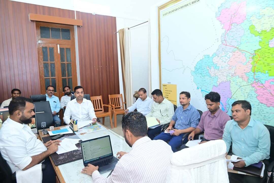 जिला में चल रहे महत्वाकांक्षी परियोजनाओं के भू अर्जन के अध्यतन प्रगति की जिलाधिकारी ने की समीक्षा
जिलाधिकारी श्री सौरभ सुमन यादव के द्वारा समाहरणालय स्थित अपने कार्यालय कक्ष में वीडियो कॉन्फ्रेंसिंग के माध्यम से भू अर्जन से संबंधित कार्यों की समीक्षात्मक बैठक की गई जिसमें जिला भू अर्जन पदाधिकारी,अधियाची निकाय के प्रतिनिधि, संबंधित अंचल अधिकारी एवं अनुमंडल पदाधिकारी उपस्थित थे।
बैठक में रक्सौल हवाई अड्डा परियोजना, NH 139 W (साहेबगंज- अरेराज-बेतिया) परियोजना, गोरखपुर- सिलीगुड़ी और राम जानकी मार्ग परियोजना से संबंधित भू अर्जन के कार्य प्रगति समीक्षा की गई।
रक्सौल हवाई अड्डा परियोजना अंतर्गत कुल 06 मौजा में भूमि का अधिकरण कार्य किया जाना है जिसमें से अंचल अधिकारी रक्सौल के द्वारा 373 अभिलेख जिला भू अर्जन कार्यालय को भेजा गया है। सभी 373 हितबद्ध रैयतों को 115.95 करोड़ रुपए का भुगतान कर दिया गया है। और 64 अभिलेख भुगतान हेतु तैयार किया गया है जिसका अनुमानित राशि 18.08 करोड़ रुपए है। जिलाधिकारी के द्वारा शेष बचे 64 अभिलेख शीघ्र जिला भू अर्जन कार्यालय भेजने के लिए अंचलाधिकारी रक्सौल को निर्देशित किया गया एवं अनुमंडल पदाधिकारी रक्सौल को इस कार्यक्रम की मॉनिटरिंग का करने को कहा गया।
NH 139 W साहेबगंज-अरेराज-बेतिया परियोजना अंतर्गत पूर्वी चंपारण जिले के कुल पांच अंचलों के 47 राजस्व ग्रामों में 499.39 एकड़ भूमि का अधिग्रहण किया जाना है। जिसमें भूमि की परियोजना लागत 391.93 करोड़ के विरुद्ध 753 हितबद्ध रैयतों को 82.50 करोड़ के मुआवजा राशि का भुगतान कर दिया गया है। उक्त परियोजना अंतर्गत केसरिया अंचल के 18 राजस्व ग्राम, संग्रामपुर अंतर्गत 10, हरसिद्धि अंतर्गत 06, अरेराज अंतर्गत 04 और पहाड़पुर अंचल अंतर्गत 07 राजस्व ग्राम में भूमि का अधिग्रहण किया गया है। समीक्षा में पाया गया की बहुत ही कम संख्या में एलपीसी तैयार कर जिला भू अर्जन कार्यालय को भेजा गया है। जिलाधिकारी के द्वारा इस परियोजना के सतत निगरानी के लिए संबंधित अनुमंडल पदाधिकारी को प्रत्येक संबंधित अंचल से प्रत्येक सप्ताह 50 अभिलेख तैयार करा कर जिला भू अर्जन कार्यालय को भेजने का निर्देश दिया गया।
गोरखपुर-सिलीगुड़ी परियोजना के संबंध में जिला भू अर्जन पदाधिकारी के द्वारा बताया गया कि इस परियोजना की 3A प्रकाशन 28.04.2026 को हो गया है। अंचलों से खेसरा पंजी अभी प्राप्त नहीं हुई है। खेसरा पंजी तैयार करने हेतु प्रपत्र उपलब्ध करा दिया गया है। सभी संबंधित अंचल अधिकारी को 60 दिनों के अंदर खेसरा पंजी तैयार कर जिला भू अर्जन कार्यालय में उपलब्ध कराने का निर्देश पूर्व में दिया गया था परंतु अभी तक खेसरा पंजी उपलब्ध नहीं कराया गया है।
इस पर जिलाधिकारी के द्वारा संबंधित अनुमंडल पदाधिकारियो को निर्देश दिया गया कि अपने सतत निगरानी में एक सप्ताह के अंदर खेसरा पंजी तैयार करा कर भू अर्जन कार्यालय मोतिहारी को उपलब्ध कराना सुनिश्चित करें। इस परियोजना से जिले का पताही, पकड़ीदयाल, पेनहारा, मोतिहारी, पिपराकोठी, तुरकौलिया,हरसिद्धि और पहाड़पुर अंचल संबंधित हैं।
राम जानकी मार्ग परियोजना के सम्बन्ध में जिला भू अर्जन पदाधिकारी द्वारा बताया गया कि इस परियोजना अंतर्गत अधियाची विभाग से अधियाचना प्राप्त है। प्राप्त अधियाचना के आलोक में भूमि का किस्म/ प्रकार का निर्धारण कर लिया गया है। संबंधित अंचलाधिकारियों को खेसरा पंजी तैयार करने हेतु निर्देशित किया गया है।
जिलाधिकारी द्वारा आज की समीक्षा में संबंधित अंचल अधिकारियों को निर्देश दिया गया कि शीघ्र ही खेसरा पंजी तैयार कर जिला भू अर्जन कार्यालय को उपलब्ध कराना सुनिश्चित करें।
Information & Public Relations Department, Government of Bihar