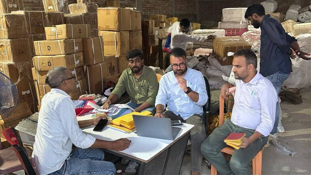 मोतिहारी में जीएसटी विभाग की बड़ी कार्रवाई, ट्रांसपोर्टर एवं पटाखा कारोबारी के यहां छापेमारी
बड़े पटाखा व्यवसायी के यहाँ से 60 लाख का माल जब्त और ट्रांसपोर्टर के गोदाम में मिले बिना इनवॉयस के लाखो लाख के सामान बरामद, दस्तावेजों की जांच जारी
मोतिहारी | शहर में जीएसटी विभाग ने कर अनुपालन और संभावित कर अपवंचना के मामलों की जांच को लेकर बड़ी कार्रवाई की है। वाणिज्य-कर आयुक्त-सह-सचिव, बिहार, पटना के निर्देश पर जीएसटी विभाग, मोतिहारी और जीएसटी अन्वेषण ब्यूरो, मुजफ्फरपुर की संयुक्त टीम ने शहर के गुदरी बाजार स्तिथ एक बड़े पटाखा व्यवसायी तथा अवधेश चौक स्तिथ एक ट्रांसपोर्टर के प्रतिष्ठानों पर निरीक्षण किया। इस कार्रवाई के दौरान पटाखा व्यवसायी के प्रतिष्ठान से करीब 60 लाख रुपये मूल्य का माल जब्त किया गया है। वहीं, ट्रांसपोर्टर के गोदाम में भंडारित कुछ माल के संबंध में इनवॉयस प्रस्तुत नहीं किए जाने तथा कुछ दस्तावेजों में दर्ज विवरण और वास्तविक माल के बीच अंतर मिलने की बात सामने आई है। ट्रांसपोर्टर के यहां जांच की कार्रवाई अभी जारी है। विभागीय संयुक्त टीम ने पटाखा व्यवसायी के प्रतिष्ठान पर निरीक्षण की कार्रवाई पूरी कर ली है। निरीक्षण के दौरान लगभग 60 लाख रुपये मूल्य का माल जब्त किया गया। अब प्रतिष्ठान से संबंधित अभिलेखों, खरीद-बिक्री के विवरण और उपलब्ध तथ्यों की जांच के आधार पर आगे की कार्रवाई की जाएगी। विभाग यह सत्यापित कर रहा है कि प्रतिष्ठान में उपलब्ध माल से संबंधित दस्तावेज और कारोबारी अभिलेख नियमानुसार हैं या नहीं। जांच में सामने आने वाले तथ्यों एवं साक्ष्यों के आधार पर जीएसटी कानून के तहत आगे की प्रक्रिया अपनाई जाएगी। वहीँ संयुक्त टीम ने शहर के एक ट्रांसपोर्टर के परिसर में भी निरीक्षण किया। यहां गोदाम में रखे माल के संबंध में प्रस्तुत इनवॉयस, ई-वे बिल, स्टॉक रजिस्टर और अन्य संबंधित दस्तावेजों की जांच की जा रही है। निरीक्षण के दौरान कुछ भंडारित माल के संबंध में इनवॉयस प्रस्तुत नहीं किए गए। इसके अतिरिक्त, कुछ माल के दस्तावेजों में दर्ज विवरण का मौके पर उपलब्ध वास्तविक माल से मिलान और सत्यापन करने पर अंतर पाया गया। विभागीय अधिकारी अब यह पता लगाने में जुटे हैं कि गोदाम में रखे माल का परिवहन और भंडारण किन दस्तावेजों के आधार पर किया गया था तथा उपलब्ध अभिलेखों में मिली विसंगतियों का वास्तविक कारण क्या है। जांच पूरी होने के बाद ही इस संबंध में स्थिति स्पष्ट हो सकेगी। वहीँ अधिकारीयों द्वारा खरीद-बिक्री, स्टॉक और जीएसटी रिटर्न की हो रही जांच : कार्रवाई के दौरान संबंधित प्रतिष्ठानों के खरीद-बिक्री विवरण, जीएसटी रिटर्न, कर भुगतान, स्टॉक तथा माल से जुड़े दस्तावेजों की पड़ताल की जा रही है। विभागीय टीम उपलब्ध अभिलेखों का भौतिक रूप से मौजूद माल से मिलान कर रही है, ताकि किसी भी प्रकार की अनियमितता या कर संबंधी विसंगति की वास्तविक स्थिति सामने आ सके। विभाग की ओर से स्पष्ट किया गया है कि निरीक्षण के दौरान प्राप्त तथ्यों और साक्ष्यों के आधार पर ही आगे की कार्रवाई की जाएगी। फिलहाल ट्रांसपोर्टर के यहां जांच जारी है और कार्रवाई पूरी होने के बाद ही अंतिम स्थिति सामने आएगी। राज्य-कर संयुक्त आयुक्त (प्रभारी), मोतिहारी संतोष कुमार ने बताया कि वाणिज्य-कर आयुक्त-सह-सचिव, बिहार, पटना के निर्देश पर विभाग द्वारा कर अनुपालन सुनिश्चित करने तथा कर अपवंचना की संभावनाओं पर अंकुश लगाने के उद्देश्य से नियमानुसार निरीक्षण एवं जांच की कार्रवाई की जा रही है।उन्होंने बताया कि पटाखा व्यवसायी के प्रतिष्ठान में निरीक्षण पूरा कर लिया गया है, जबकि ट्रांसपोर्टर के यहां जांच की प्रक्रिया जारी है। जांच पूरी होने के बाद उपलब्ध तथ्यों और साक्ष्यों के आधार पर जीएसटी अधिनियम के प्रावधानों के तहत सक्षम प्राधिकार द्वारा विधिसम्मत अग्रेतर कार्रवाई की जाएगी। राज्य-कर संयुक्त आयुक्त श्री कुमार ने सभी करदाताओं से स्वैच्छिक एवं समयबद्ध कर अनुपालन सुनिश्चित करने, वास्तविक कारोबार का सही लेखांकन करने तथा नियमानुसार देय कर का समय पर भुगतान करने की अपील की। उन्होंने कहा कि नियमों के अनुरूप कर भुगतान से राज्य के राजस्व में वृद्धि होती है। इससे बिहार के विकास और जनकल्याणकारी योजनाओं के संचालन में भी योगदान मिलता है।जीएसटी विभाग की इस कार्रवाई के बाद शहर के कारोबारी एवं परिवहन क्षेत्र में हलचल देखी जा रही है। हालांकि, दोनों प्रतिष्ठानों के संबंध में अंतिम निष्कर्ष जांच पूरी होने और उपलब्ध साक्ष्यों के मूल्यांकन के बाद ही सामने आएगा।
Information & Public Relations Department, Government of Bihar <nis:link nis:type=tag nis:id=gst nis:value=GST nis:enabled=true nis:link/>