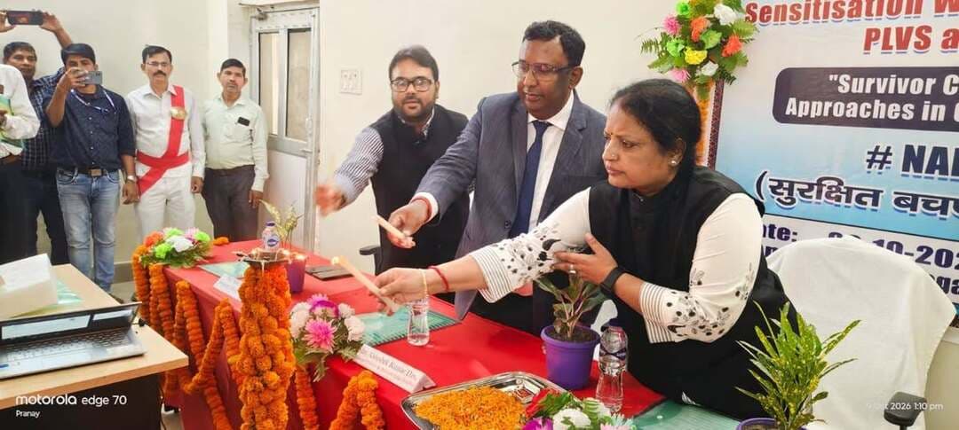 राष्ट्रीय विधिक सेवा प्राधिकरण की जागृति योजना के अंतर्गत सर्वाइवर केयर एवं ट्रॉमा-इन्फॉर्म्ड अप्रोच विषय पर संवेदीकरण कार्यशाला आयोजित
मोतिहारी, पूर्वी चंपारण। जिला विधिक सेवा प्राधिकार, पूर्वी चंपारण, मोतिहारी के तत्वावधान में आज दिनांक 09 अक्टूबर 2026 को जिला विधिक सेवा प्राधिकार के सभाकक्ष में राष्ट्रीय विधिक सेवा प्राधिकरण (NALSA) की जागृति योजना के अंतर्गत पैनल अधिवक्ताओं, पैरा लीगल वॉलंटियर्स (PLVs), पॉक्सो मामलों के विशेष लोक अभियोजकों (POCSO PPs) तथा एंटी ह्यूमन ट्रैफिकिंग यूनिट (AHTU) के पुलिस पदाधिकारियों के लिए एक संवेदीकरण कार्यशाला का आयोजन किया गया। कार्यशाला का मुख्य विषय “यौन मानव तस्करी से मुकाबला करने में सर्वाइवर की देखभाल एवं आघात-संवेदनशील दृष्टिकोण” था।
कार्यक्रम का उद्घाटन जिला विधिक सेवा प्राधिकार के अध्यक्ष-सह-प्रधान जिला एवं सत्र न्यायाधीश, मोतिहारी, श्री अभिषेक कुमार दास ने किया। अपने संबोधन में उन्होंने यौन मानव तस्करी के पीड़ितों को समय पर सहायता उपलब्ध कराने, उनकी सुरक्षा सुनिश्चित करने तथा संवेदनशील परिस्थितियों में त्वरित कार्रवाई के महत्व पर प्रकाश डाला। उन्होंने गोल्डन ऑवर के महत्व को रेखांकित करते हुए कहा कि संकट की स्थिति में प्रारंभिक समय के दौरान की गई त्वरित एवं उचित कार्रवाई पीड़ित के संरक्षण, पुनर्वास और न्याय तक पहुंच सुनिश्चित करने में महत्वपूर्ण भूमिका निभाती है। उन्होंने सभी प्रतिभागियों से पीड़ितों के प्रति संवेदनशील, मानवीय एवं उत्तरदायित्वपूर्ण व्यवहार अपनाने का आह्वान किया।
इस अवसर पर जिला विधिक सेवा प्राधिकार, पूर्वी चंपारण, मोतिहारी के सचिव श्री नितिन त्रिपाठी ने अपने संबोधन में कहा कि इस प्रकार की कार्यशालाएं पैनल अधिवक्ताओं, पैरा लीगल वॉलंटियर्स, विशेष लोक अभियोजकों एवं पुलिस पदाधिकारियों को विषय की गहन जानकारी प्रदान करने के साथ-साथ उनकी कार्यक्षमता को भी बढ़ाती हैं। उन्होंने कहा कि एक प्रशिक्षित एवं जागरूक विधिक सहायता तंत्र ही पीड़ितों को समय पर उचित कानूनी सहायता, संरक्षण और न्याय उपलब्ध कराने में प्रभावी भूमिका निभा सकता है।
उन्होंने विशेष रूप से कहा कि पूर्वी चंपारण का सीमावर्ती क्षेत्र होने के कारण मानव तस्करी की चुनौती से निपटने के लिए विभिन्न विभागों एवं संस्थाओं के बीच बेहतर समन्वय, सतर्कता तथा प्रभावी कार्रवाई आवश्यक है। ऐसे प्रशिक्षण कार्यक्रम न केवल जिला विधिक सेवा प्राधिकार के कार्यों को अधिक प्रभावी बनाते हैं, बल्कि मानव तस्करी जैसी गंभीर सामाजिक बुराई के उन्मूलन में भी महत्वपूर्ण योगदान देते हैं।
कार्यशाला में पटना से आए संसाधन व्यक्तियों अधिवक्ता संजू सिंह एवं अधिवक्ता संभव गुप्ता तथा अधिवक्ता ताराकांत ऋषि ने विभिन्न विषयों पर विस्तृत सत्र आयोजित किए। उन्होंने मानव तस्करी से प्रभावित व्यक्तियों की पहचान, पीड़ितों के साथ संवेदनशील व्यवहार, आघात-संवेदनशील दृष्टिकोण, पीड़ित-केंद्रित सहायता, विधिक संरक्षण तथा संबंधित नियमों एवं विनियमों के व्यावहारिक पहलुओं पर प्रतिभागियों को जानकारी दी। सत्रों के माध्यम से यह समझाया गया कि पीड़ितों के साथ संवाद करते समय उनकी गरिमा, निजता, सुरक्षा एवं मानसिक स्थिति का विशेष ध्यान रखा जाना चाहिए, ताकि उन्हें दोबारा मानसिक आघात का सामना न करना पड़े।
कार्यक्रम में पैनल अधिवक्ताओं, पैरा लीगल वॉलंटियर्स, पॉक्सो विशेष लोक अभियोजकों तथा एएचटीयू से जुड़े पुलिस पदाधिकारियों ने भाग लिया। कार्यशाला का उद्देश्य विभिन्न हितधारकों को प्रशिक्षित कर मानव तस्करी के मामलों में पीड़ितों को बेहतर सहायता उपलब्ध कराना तथा विधिक सहायता एवं न्यायिक प्रक्रिया को अधिक प्रभावी बनाना था।
इस कार्यक्रम के सफल आयोजन में डंकन अस्पताल एवं न्याय नेटवर्क परियोजना (Nyay Network Project) का महत्वपूर्ण सहयोग रहा। कार्यशाला ने मानव तस्करी से मुकाबले के लिए विधिक सेवा संस्थाओं, अभियोजन पक्ष, पुलिस एवं सामाजिक संस्थाओं के बीच समन्वय को मजबूत करने तथा पीड़ित-केंद्रित न्याय व्यवस्था को बढ़ावा देने की दिशा में एक महत्वपूर्ण पहल के रूप में कार्य किया।
Information & Public Relations Department, Government of Bihar