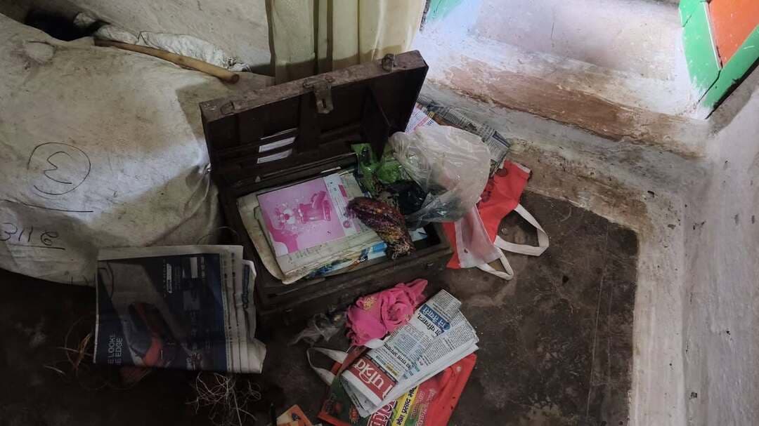 कचौरी में फिर चोरों का धावा! दो घरों से नकदी और जेवर चोरी, पुरानी वारदातों का खुलासा कब?
शाहनगर, जिला पन्ना।
शाहनगर थाना क्षेत्र के ग्राम कचौरी में चोरी की ताजा घटनाओं ने ग्रामीणों की चिंता बढ़ा दी है। जानकारी के अनुसार, चोरों ने दो घरों को निशाना बनाते हुए नकदी और सोने-चांदी के जेवर पर हाथ साफ कर दिया।
पहला मामला: गोरेलाल विश्वकर्मा, पिता दरवारी लाल विश्वकर्मा के घर से 18 हजार रुपये नकद और करीब 25 हजार रुपये कीमत की सोने की अंगूठी चोरी होने की जानकारी सामने आई है।
दूसरा मामला: शिव सिंह, पिता बहादुर सिंह के घर से पायल और चांदी की चूड़ियां चोरी होने की बात सामने आई है।
घर के पास मिली जिंदा मुर्गी! चोरी की घटना के बीच गोरेलाल विश्वकर्मा के घर के पास एक जिंदा मुर्गी भी मिली है। हालांकि, इसका घटना से कोई संबंध है या नहीं, यह स्पष्ट नहीं है।
पुरानी चोरियों का खुलासा नहीं होने के आरोप!
ग्रामीणों का आरोप है कि कचौरी सहित आसपास के गांवों में पहले भी चोरी की घटनाएं हुई थीं, लेकिन उनका खुलासा अब तक नहीं हो सका है। ऐसे में ताजा घटनाओं ने पुलिस की कार्यप्रणाली पर सवाल खड़े कर दिए हैं।
सबसे बड़ा सवाल—आखिर चोरी की वारदातों पर अंकुश कब लगेगा? पुरानी चोरियों का खुलासा कब होगा और पीड़ितों को न्याय कब मिलेगा?
अब देखना होगा कि शाहनगर पुलिस इन घटनाओं की जांच में क्या कार्रवाई करती है और चोरी गए सामान की बरामदगी कब तक हो पाती है।
आपकी राय क्या है? कमेंट करके बताइए।
ऐसी ही सटीक और क्षेत्रीय खबरों के लिए हमारे फेसबुक पेज Gajendra Singh को फॉलो करें।
#कचौरी #शाहनगर #पन्ना #चोरीकीवारदात #पुलिसकार्यप्रणाली