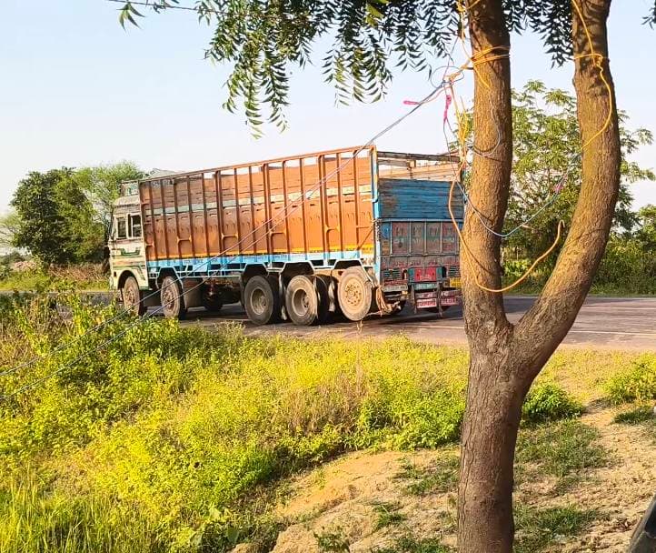 गाय को बचाने के चक्कर में रॉन्ग साइड आया ट्रेलर, टल गया बड़ा हादसा! फिर सड़क पर चले लाठी-डंडे
पन्ना-कटनी मार्ग | खमतरा के पास
पन्ना-कटनी मार्ग पर शुक्रवार शाम करीब साढ़े चार बजे एक ऐसा घटनाक्रम सामने आया, जिसने सड़क सुरक्षा के साथ-साथ वाहन चालकों के आपसी व्यवहार पर भी सवाल खड़े कर दिए। खमतरा के पास गाय को बचाने के प्रयास में ट्रेलर के रॉन्ग साइड आने की बात सामने आई। इसी दौरान सामने से ट्रक आ रहा था। दोनों वाहनों के आमने-सामने आने से बड़ी सड़क दुर्घटना की आशंका पैदा हो गई, लेकिन गनीमत रही कि एक बड़ा हादसा टल गया और लोग बाल-बाल बच गए।
हादसा टला, लेकिन विवाद बढ़ गया!
मिली जानकारी के अनुसार, ट्रेलर वाहन क्रमांक NL 01 AC 3355 कथित तौर पर गाय को बचाने के प्रयास में गलत दिशा में आ गया था। सामने से आ रहे ट्रक के साथ संभावित भिड़ंत टलने के बाद दोनों वाहन चालकों के बीच विवाद शुरू हो गया। देखते ही देखते कहासुनी ने उग्र रूप ले लिया और दोनों पक्षों के बीच लाठी-डंडों से मारपीट का मामला सामने आया। इस घटनाक्रम का वीडियो भी सामने आया है, जो चर्चा का विषय बना हुआ है।
एक तरफ बेजुबान की जान बचाने की कोशिश, दूसरी तरफ सड़क पर बवाल!
बेजुबान जानवर को बचाना इंसानियत की मिसाल है, लेकिन ऐसा करते समय सड़क पर चल रहे दूसरे वाहनों और लोगों की सुरक्षा का ध्यान रखना भी बेहद जरूरी है। वहीं, सड़क पर किसी विवाद की स्थिति में संयम बनाए रखना भी उतना ही महत्वपूर्ण है। आखिर कुछ मिनटों का गुस्सा किसी बड़ी अनहोनी की वजह क्यों बने?
सड़क पर सावधानी जरूरी, गुस्से पर नियंत्रण भी!
यह घटना वाहन चालकों के लिए एक सबक है कि सड़क पर थोड़ी-सी लापरवाही बड़े हादसे का कारण बन सकती है। वहीं, विवाद के दौरान धैर्य खोना स्थिति को और गंभीर बना सकता है। सड़क पर सुरक्षित सफर के लिए यातायात नियमों का पालन और आपसी संयम बेहद जरूरी है।
खमतरा के पास हुई इस घटना का वीडियो सामने आने के बाद मामला चर्चा में है।
आपकी राय में बताइए—गाय को बचाने के प्रयास में रॉन्ग साइड जाना कितना उचित है और सड़क पर विवाद होने पर मारपीट पर उतर आना कितना सही है? अपनी राय कमेंट में जरूर दें।
ऐसी ही स्थानीय और जनहित से जुड़ी खबरों के लिए हमारे फेसबुक पेज Gajendra singh को फॉलो करें।
#खमतरा #पन्नाकटनीरोड #सड़कदुर्घटना #सड़कसुरक्षा #स्थानीयसमाचार