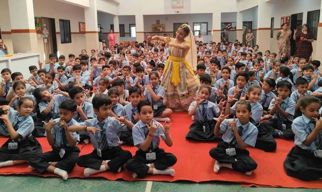 सीता स्वयंवर एवं कृष्ण की बाल लीलाओं की जीवंत प्रस्तुतियों से दर्शक हुए मंत्रमुग्ध
सत्रीय नृत्यांगना विदुषी डॉ. अन्वेषा महंत की हुई दो प्रस्तुतियाँ
भीलवाड़ा :राजकुमार गोयल स्पिक मैके एवं संस्कृति मंत्रालय, भारत सरकार के सहयोग से आयोजित विरासत–2026 के तहत आज दिनांक 9 अक्टूबर को विश्व विख्यात सत्रीय नृत्यांगना डॉ. अन्वेषा महंत की दो प्रस्तुतियाँ आयोजित की गईं। प्रथम प्रस्तुति प्रातः 8 बजे यूरो अकादमी सेकेंडरी स्कूल, आटूण रोड एवं द्वितीय प्रस्तुति प्रातः 10:30 बजे मूक बधीर सीनियर सेकेंडरी विद्यालय, कुवाड़ा रोड में हुई।
प्रथम प्रस्तुति में सत्रीय नृत्य के इतिहास एवं परंपरा की जानकारी देते हुए भगवान श्रीकृष्ण की बाल लीलाओं में माखन चोरी आदि की प्रस्तुतियों ने विद्यार्थियों को मंत्रमुग्ध कर दिया। साथ ही विद्यार्थियों को हस्त मुद्राएँ भी सिखाई गईं। कार्यक्रम के मुख्य अतिथि समाजसेवी कैलाश सोनी एवं विशिष्ट अतिथि सुनील बांगड़ रहे।
इसी तरह दूसरी प्रस्तुति मेवाड़ चेम्बर डेवलपमेंट ट्रस्ट, भीलवाड़ा के सहयोग से मूक बधीर सीनियर सेकेंडरी स्कूल, कुवाड़ा रोड में हुई। इस कार्यक्रम में अन्वेषा ने भगवान श्रीकृष्ण की स्तुति से करते हुए सत्रीय नृत्य की शुरुआत की। इसके बाद रामायण की कथा में सीता स्वयंवर में राम द्वारा धनुष भंग की जीवंत प्रस्तुति ने दर्शकों को मंत्रमुग्ध कर दिया। साथ ही बधीर विद्यालय की छात्राओं द्वारा समूह नृत्य एवं अंध विद्यालय के छात्र-छात्राओं द्वारा स्वागत गीत की भी प्रस्तुति हुई।
कार्यक्रम के मुख्य अतिथि मेवाड़ चेम्बर डेवलपमेंट ट्रस्ट, भीलवाड़ा के मानद सचिव एवं समाजसेवी एम. के. जैन तथा विशिष्ट अतिथि कथक गुरु रमा पचीसिया, विद्यालय की प्रधानाचार्या सिस्टर संतना, विद्यालय के अध्यापकगण एवं विद्यार्थियों के माता-पिता सहित लगभग 400 लोग उपस्थित रहे।
कार्यक्रम के अंत में आदित्य सर व अतिथियों एवं आयोजकों द्वारा कलाकारों को प्रति कृतज्ञता व्यक्त करते हुए स्मृतिचिह्न देकर आभार प्रकट किया गया।