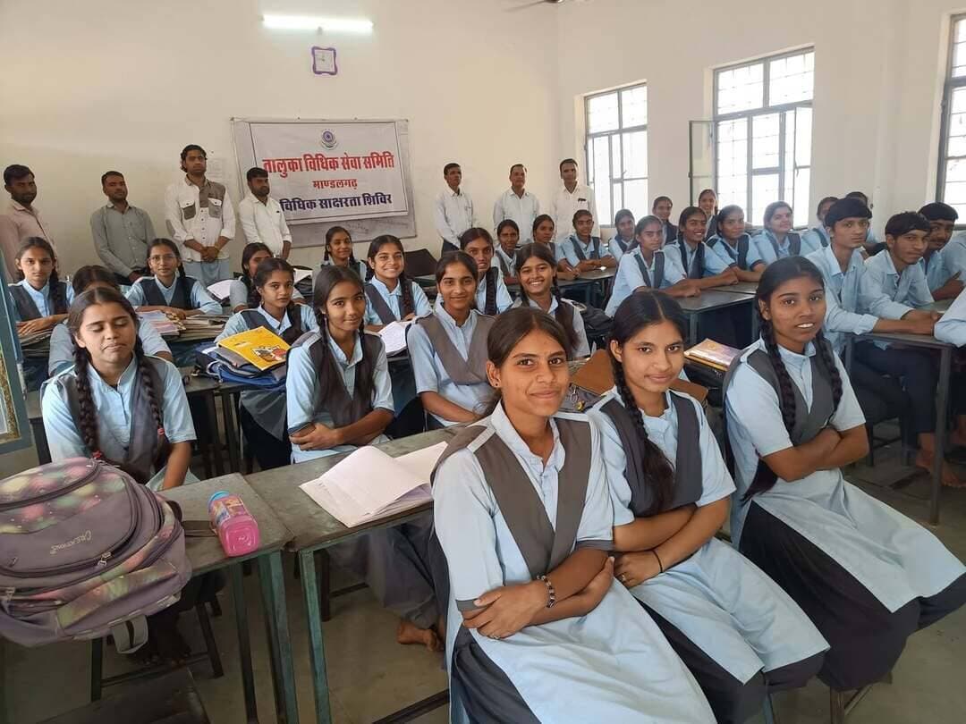 राजकीय उच्च माध्यमिक विद्यालय बरुन्दनी में साइबर अपराध जागरूकता शिविर आयोजित
आकोला ( रमेशचंद्र डाड)राजकीय उच्च माध्यमिक विद्यालय बरुन्दनी, तहसील माण्डलगढ़, जिला भीलवाड़ा में साइबर अपराधों के प्रति जागरूकता बढ़ाने के उद्देश्य से विशेष जागरूकता श्रव्य लव ृशिविर सुश्री प्रिया मीणा (न्यायिक मजिस्ट्रेट मांडलगढ़) के निर्देशन में आयोजित हुआ।
पी एल वी कमलेश सुखवाल ने शिविर में विद्यार्थियों को साइबर अपराध के विभिन्न प्रकारों, ऑनलाइन धोखाधड़ी, मोबाइल एवं इंटरनेट के सुरक्षित उपयोग तथा व्यक्तिगत जानकारी की गोपनीयता बनाए रखने के संबंध में जानकारी दी गई। विद्यार्थियों को अनजान लिंक पर क्लिक नहीं करने, अज्ञात व्यक्तियों के साथ ओटीपी एवं बैंक संबंधी जानकारी साझा नहीं करने तथा किसी भी संदिग्ध ऑनलाइन गतिविधि के प्रति सतर्क रहने के लिए प्रेरित किया गया।कार्यक्रम में लगभग 250 छात्र-छात्राओं ने उत्साहपूर्वक भाग लिया। शिविर का मुख्य उद्देश्य विद्यार्थियों में साइबर सुरक्षा के प्रति जागरूकता विकसित करना तथा उन्हें डिजिटल माध्यमों का सुरक्षित एवं जिम्मेदारीपूर्वक उपयोग करने के लिए प्रेरित करना रहा।कार्यक्रम रमेशचंद बैरवा, हेमराज वर्मा, मदन लाल धाकड़, स्वयं जोशी, रामसिंह मीणा, विकास मीणा, मोहन लाल रेबारी, महेंद्र रेबारी, प्रकाश गुर्जर एवं अंकुर कंजर सहित अन्य गणमान्य व्यक्ति उपस्थित रहे।