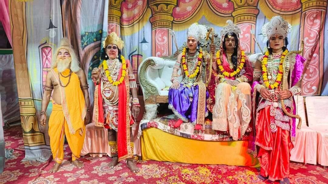 भरत-श्रीराम मिलन के भावुक प्रसंग ने श्रद्धालुओं को किया भावविभोर
जय श्रीराम के जयकारों से गूंजा महलों का चौक
शाहपुरा (भीलवाड़ा)-राजेन्द्र खटीक।
शाहपुरा-मर्यादा पुरुषोत्तम भगवान श्रीराम के आदर्शों, त्याग, प्रेम और भ्रातृभाव का संदेश देते हुए महलों के चौक में आयोजित 12 दिवसीय श्रीरामलीला महोत्सव का विगत रात्रि श्रद्धा और भक्ति के वातावरण में समापन हुआ। धर्म प्रचारक रामायण मंडल, काशी-वाराणसी एवं शाहपुरा नगर पालिका के सहयोग से 27 सितंबर से आयोजित इस धार्मिक महोत्सव के अंतिम दिन भरत-श्रीराम मिलन का मार्मिक मंचन किया गया। दोनों भाइयों के मिलन का दृश्य देखकर श्रद्धालुओं की आंखें नम हो गईं और पूरा परिसर जय श्रीराम के जयकारों से गूंज उठा।
मंडल के संचालक पंडित राघवेंद्र शर्मा ने बताया कि समापन समारोह के मुख्य अतिथि शाहपुरा के अतिरिक्त पुलिस अधीक्षक अंजुम कायल रही, जबकि अध्यक्षता नगर पालिका अध्यक्ष रमेश सेन ने की। विशिष्ट अतिथियों के रूप में शाहपुरा थाना अधिकारी लीलाधर मालवीय, हिंदू जागरण मंच के जिला संयोजक हनुमान धाकड़, जेलर किशन लाल मीणा एवं रेंजर विश्राम मीणा उपस्थित रहे।
भरत-श्रीराम मिलन ने किया भावविभोर
श्रीरामलीला के अंतिम दिन भगवान श्रीराम और उनके अनुज भरत के मिलन का भावपूर्ण मंचन हुआ। भगवान श्रीराम के प्रति भरत का अगाध प्रेम, त्याग, समर्पण और भ्रातृभक्ति का प्रसंग देखकर श्रद्धालु भावविभोर हो उठे। इस प्रसंग ने दर्शकों को परिवार, प्रेम, मर्यादा और धर्म के मार्ग पर चलने का संदेश दिया। मंचन के दौरान वातावरण भक्तिमय हो गया और श्रद्धालु भगवान श्रीराम के जयकारे लगाते रहे।
वैदिक मंत्रोच्चार के साथ हुआ श्रीराम का राज्याभिषेक
भरत-श्रीराम मिलन के पश्चात वैदिक मंत्रोच्चार के बीच भगवान श्रीरामचंद्र जी का राज्याभिषेक संपन्न हुआ। प्रभु श्रीराम के राजतिलक के साथ ही रामराज्य की मंगलकामना की गई। श्रद्धालुओं ने पुष्पवर्षा कर प्रभु के प्रति अपनी श्रद्धा अर्पित की। जय श्रीराम के गगनभेदी उद्घोष से महलों का चौक गुंजायमान हो उठा। इस दौरान श्रद्धालुओं ने धर्म, सत्य, न्याय और लोककल्याण पर आधारित रामराज्य की भावना को आत्मसात करने का संकल्प लिया।
सहयोगियों का किया सम्मान, प्रस्तुत किया आय-व्यय का लेखा-जोखा
समारोह में अतिथियों ने आयोजन समिति के सदस्यों को भगवान श्रीराम का विग्रह भेंट कर सम्मानित किया। अर्थ संग्रह समिति के प्रमुख चंद्र प्रकाश जोशी ने रामलीला महोत्सव के आय-व्यय का लेखा-जोखा प्रस्तुत किया। आयोजन समिति के अनुज कांटिया ने महोत्सव के सफल आयोजन में सहयोग देने वाले सभी भामाशाहों, कार्यकर्ताओं एवं श्रद्धालुओं का आभार व्यक्त किया।
इस अवसर पर आयोजन समिति के संरक्षक रघुनाथ प्रसाद वैष्णव, ठाकुर शक्ति सिंह परिहार, रामेश्वर धाकड़, चंद्र प्रकाश जोशी, अशोक चास्टा, सुभाष व्यास, अमर सिंह, नरेश व्यास एवं सीताराम चौधरी सहित अनेक गणमान्यजन और धर्मप्रेमी श्रद्धालु उपस्थित रहे।
भगवान श्रीराम के राज्याभिषेक के साथ संपन्न हुए इस महोत्सव ने शाहपुरा में धर्म, भक्ति और सांस्कृतिक परंपराओं की छटा बिखेरी। 12 दिनों तक चली रामलीला के माध्यम से श्रद्धालुओं को प्रभु श्रीराम के आदर्श जीवन, कर्तव्यनिष्ठा, त्याग, मर्यादा और धर्म के मार्ग पर चलने की प्रेरणा मिली।
