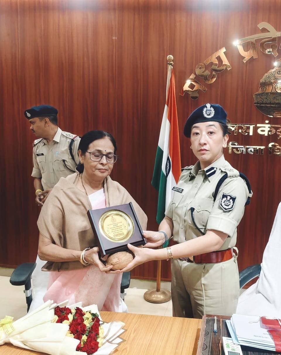 शिवपुरी- देश व्यापी “सेवा संकल्प अभियान” के चलते पुलिस अधीक्षक शिवपुरी यांगचेन डोलकर भूटिया के द्वारा जिले मे शहीद हुये पुलिस कर्मियों के सम्मान में परिजनों के साथ सम्मान कार्यक्रम का आयोजन कर परिवारजनों को सम्मानित किया गया।
‘सेवा संकल्प अभियान’ दिनांक 17 सितम्बर 2026 से 17 अक्टूबर 2026 को एक महीने तक चलने वाला जन-जागरूकता और सामाजिक सेवा अभियान है। सेवा संकल्प अभियान के माध्यम से सेवा, समर्पण और राष्ट्र निर्माण की भावना को जन-जन तक पहुँचाने का एक महत्वपूर्ण प्रयास है। इस अभियान का उद्देश्य नागरिकों, विशेषकर युवाओं को सामाजिक सरोकारों से जोड़ते हुए जनभागीदारी को बढ़ावा देना है।
