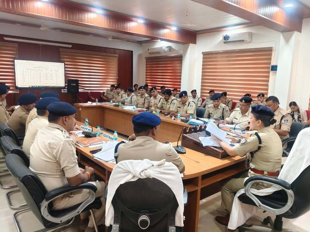 शिवपुरी- पुलिस अधीक्षक शिवपुरी यांगचेन डोलकर भूटिया के द्वारा जिले के समस्त एसडीओपी व थाना प्रभारियों के साथ पुलिस कन्ट्रोल रुम शिवपुरी मे क्राईम मीटिंग ली, अपराधों की समीक्षा करते हुये अपराधों की रोकथाम, शांती एवं कानून व्यवस्था को बनाये रखने के लिये आवश्यक दिशा निर्देश दिये।
