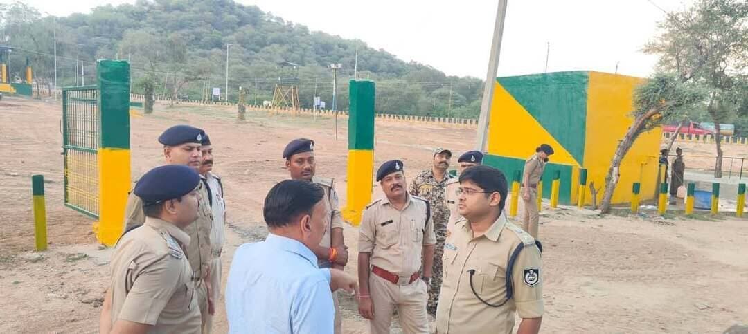 पुलिस अधीक्षक श्री मयूर खंडेलवाल ने आगामी नवरात्रि पर्व के दृष्टिगत आज माँ रतनगढ़ मंदिर परिसर में आयोजित होने वाले मेले की तैयारियों का निरीक्षण किया।
उन्होंने मेले के दौरान सुरक्षा, यातायात एवं श्रद्धालुओं की सुविधा को लेकर आवश्यक व्यवस्थाओं का जायजा लिया तथा संबंधित अधिकारियों को आवश्यक दिशा-निर्देश दिए।
#दतिया #CMMadhyaPradesh #JansamparkMP #datia #MadhyaPradesh