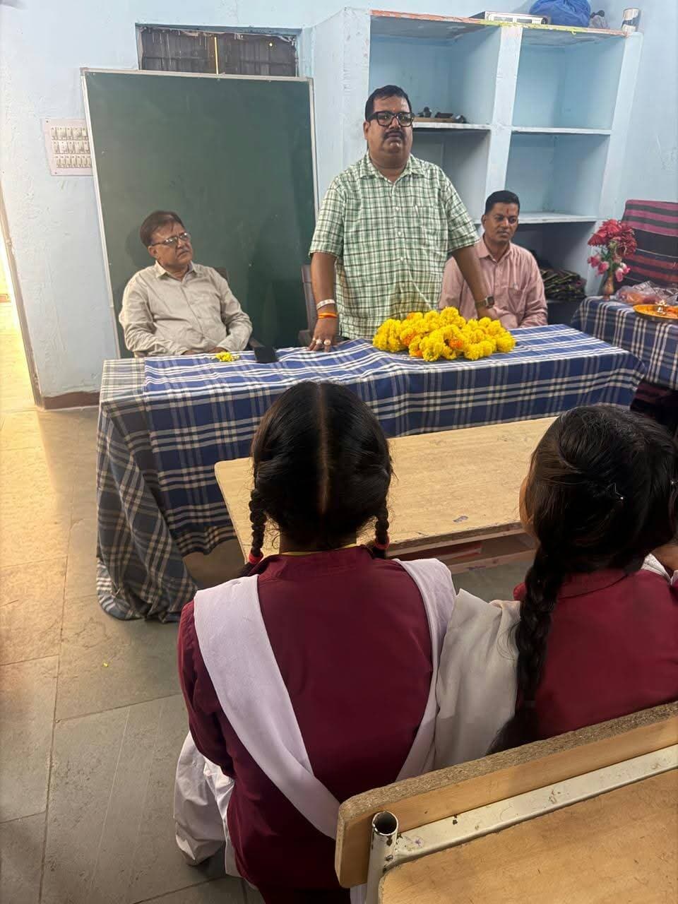 छात्राओं के दिल की बात बनी SDM श्री भास्कर गाचले की प्राथमिकता, जनसहयोग से 50 बेटियों को मिले ट्रैक सूट
#सेवा_संकल्प_अभियान के तहत SDM ने पेश की संवेदनशीलता और सेवा भावना की मिसाल, छात्राओं के साथ बैठकर किया भोजन
सेवा से संकल्प अभियान के अंतर्गत अनुविभागीय अधिकारी राजस्व (SDM) थांदला श्री भास्कर गाचले ने संवेदनशीलता, जनसेवा और मानवीय सरोकारों का अनुकरणीय उदाहरण प्रस्तुत किया। उत्कृष्ट कन्या छात्रावास, थांदला में निवासरत 50 छात्राओं को जनसहयोग से ट्रैक सूट वितरित कर उन्होंने उनकी छोटी-सी इच्छा पूरी की और छात्राओं के चेहरों पर मुस्कान बिखेर दी।
छात्राओं से संवाद के दौरान सामने आई ट्रैक सूट की मांग
कुछ दिन पूर्व SDM श्री भास्कर गाचले ने सेवा से संकल्प अभियान के तहत उत्कृष्ट कन्या छात्रावास का निरीक्षण किया था। इस दौरान उन्होंने छात्राओं से संवाद कर उनकी समस्याओं एवं आवश्यकताओं की जानकारी ली। छात्राओं ने छात्रावास में उपलब्ध अन्य सुविधाओं पर संतुष्टि व्यक्त करते हुए केवल इतनी इच्छा जताई कि प्रत्येक छात्रा के लिए एक ट्रैक सूट की व्यवस्था हो जाए।
छात्राओं की इस सहज मांग को SDM श्री गाचले ने गंभीरता से लिया। उन्होंने संबंधित अधिकारियों, छात्रावास अधीक्षिका एवं अन्य जिम्मेदारों से चर्चा की। शासन स्तर पर तत्काल बजट उपलब्ध नहीं होने की जानकारी मिलने पर उन्होंने जनसहयोग के माध्यम से ट्रैक सूट की व्यवस्था सुनिश्चित की।
जनसहयोग से पूरी हुई इच्छा, छात्राओं के चेहरे खिले
इसी क्रम में आज SDM श्री भास्कर गाचले पुनः उत्कृष्ट कन्या छात्रावास पहुंचे और सभी 50 छात्राओं को ट्रैक सूट वितरित किए। अपनी इच्छा पूरी होने पर छात्राओं के चेहरे खुशी से खिल उठे। इस अवसर पर SDM ने छात्राओं के साथ बैठकर भोजन भी किया तथा उनसे आत्मीय संवाद कर उनका उत्साहवर्धन किया।
छात्राओं की खुशी बनी सेवा का सबसे बड़ा पुरस्कार ट्रैक सूट प्राप्त कर छात्राओं ने SDM श्री भास्कर गाचले के प्रति आभार व्यक्त किया। उत्कृष्ट कन्या शाला के प्राचार्य श्री श्रीवास्तव ने भी इस पहल की सराहना करते हुए SDM की सेवा भावना एवं संवेदनशील दृष्टिकोण की प्रशंसा की।
कार्यक्रम में उत्कृष्ट कन्या शाला के प्राचार्य, छात्रावास अधीक्षिका, ब्लॉक कोऑर्डिनेटर श्री नितीन डामोर, छात्रावास के पालक-शिक्षक संघ के सदस्य तथा छात्राएं उपस्थित रहीं।
Jansampark Madhya Pradesh CM Madhya Pradesh Indore Commissioner #Jhabua #JansamparkMP #SevaSankalpAbhiyan