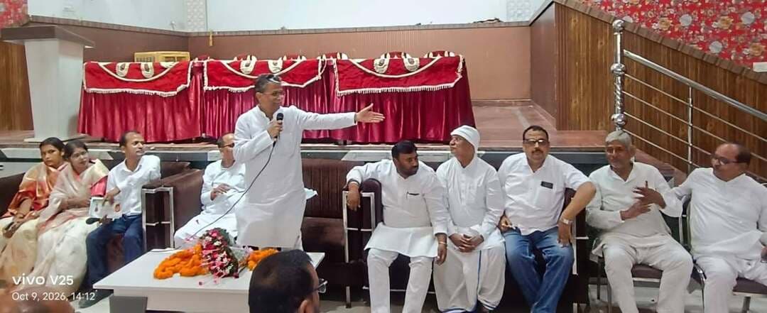 स्नातक मतदाताओं की आवाज बनेंगे अनिल कुमार झा: आलोक मेहता..
#दलसिंहसराय,। बिहार विधान परिषद के दरभंगा स्नातक निर्वाचन क्षेत्र के चुनाव को लेकर शुक्रवार को दलसिंहसराय स्थित एक निजी विवाह भवन में राष्ट्रीय जनता दल की ओर से उजियारपुर विधानसभा स्तरीय कार्यकर्ता बैठक सह मतदाता मिलन समारोह आयोजित किया गया। बैठक की अध्यक्षता विधानसभा प्रभारी डॉ. सूरज दास ने की, जबकि संचालन उजियारपुर प्रखंड राजद अध्यक्ष रामलौलीन राय ने किया।कार्यक्रम में स्थानीय विधायक सह पूर्व मंत्री आलोक कुमार मेहता तथा दरभंगा स्नातक निर्वाचन क्षेत्र से महागठबंधन समर्थित राजद प्रत्याशी अनिल कुमार झा मुख्य रूप से उपस्थित रहे।इस अवसर पर विधायक आलोक कुमार मेहता ने कहा कि अनिल कुमार झा शिक्षित, संघर्षशील और स्नातक मतदाताओं के हितों के प्रति समर्पित प्रत्याशी हैं। उन्होंने विश्वास जताया कि स्नातक मतदाता एकजुट होकर उन्हें समर्थन देंगे, ताकि विधान परिषद में शिक्षित बेरोजगारों और स्नातकों की आवाज मजबूती से उठाई जा सके।
वहीं, प्रत्याशी अनिल कुमार झा ने स्नातक मतदाताओं से प्रथम वरीयता का मत देने की अपील करते हुए कहा कि शिक्षा, रोजगार और स्नातक मतदाताओं के मान-सम्मान की रक्षा उनकी प्राथमिकता होगी। उन्होंने भरोसा दिलाया कि निर्वाचित होने पर वे सदन में शिक्षित युवाओं और बेरोजगार स्नातकों के मुद्दों को प्रमुखता से उठाएंगे।बैठक में जिला राजद प्रवक्ता राकेश कुमार ठाकुर, वरीय नेता राजेश्वर महतो, दलित प्रकोष्ठ के जिलाध्यक्ष सत्यविन्द पासवान, जिला पार्षद हेमलता कुमारी, महिला प्रकोष्ठ की जिलाध्यक्ष ममता कुशवाहा, मो. जाबिर हुसैन, मो. परवेज आलम, पूर्व जिला पार्षद प्रभु नारायण राय, विजेन्द्र राम, कामेश्वर राय, राजेन्द्र सिंह, अरविंद पांडेय, नंद किशोर महतो, मिथिलेश गोप, राज दीपक, संजय राय, अरविन्द दास, राजकुमार राय, राकेश कुमार पाण्डेय, सनोज कुमार, अरुण सिंह, मोहम्मद नैयर आलम, अभिषेक कुमार, केशव कुमार सोनू, संदीप सरकार सहित बड़ी संख्या में राजद कार्यकर्ता एवं स्नातक मतदाता उपस्थित थे।