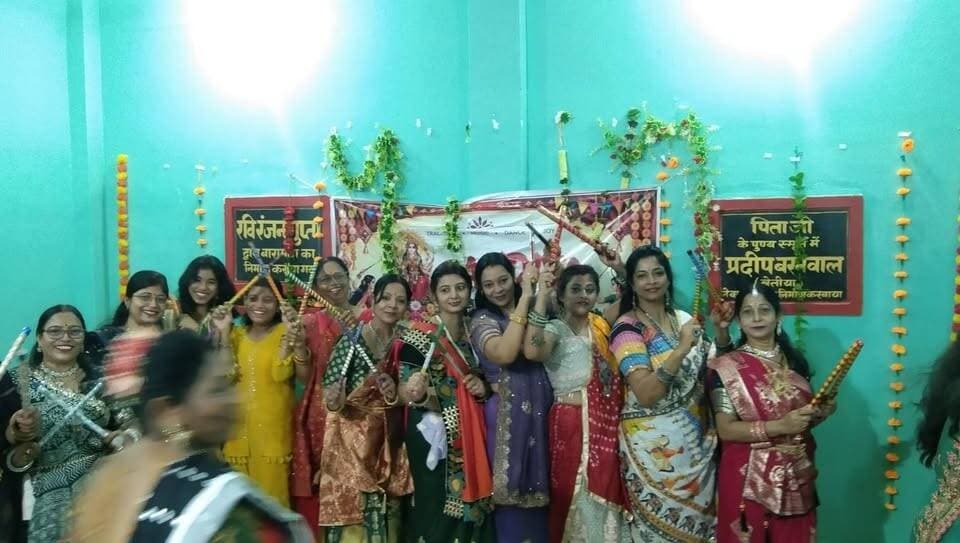 Dalsinghsarai Dandiya Night: पारंपरिक परिधानों में महिलाओं ने किया रंगारंग डांडिया
#DalsinghsaraiDandiya #BarnwalSamaj #BarnwalMahilaSangh #DandiyaMahotsav #NavratriDandiya #KasholalSuratDeviSevaSadan #MainBazar #RukminiBarnwal #SaritaBarnwal #RashmiBhushanPrasad #JyotiBarnwal #GarbaNight #DurgaBhajan #MaharajaAhibaran #GayatriMantra #NariShakti #DalsinghsaraiNews #SamastipurNews #BarnwalSamajDandiya #Navratri2025 #नवरात्र_डांडिया #बरनवाल_समाज #डांडिया_नाइट #दलसिंहसराय #महिला_मंडल