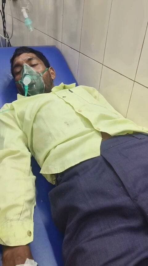 चंडोस में बिजली गिरने से पिता-पुत्र झुलसे, अस्पताल में भर्ती
धान के खेत में काम करते समय हुआ हादसा, जिला अस्पताल में चल रहा उपचार
कासगंज। थाना सोरों क्षेत्र के ग्राम चंडोस में शुक्रवार दोपहर तेज बारिश के दौरान आकाशीय बिजली गिरने से किसान बीरपाल (45) और उनके पुत्र अमन (16) घायल हो गए। दोनों धान के खेत में काम कर रहे थे, तभी अचानक बिजली गिरने से उसकी चपेट में आ गए। परिजनों ने दोनों को जिला अस्पताल में भर्ती कराया, जहां उनका उपचार जारी है।
