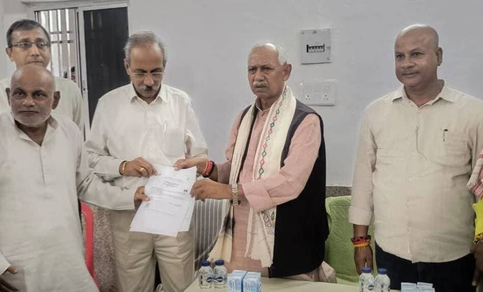 अमृत भारत स्टेशन योजना: एकमा स्टेशन के पुनर्विकास कार्यों का महाप्रबंधक ने किया गहन निरीक्षण
पूर्वोत्तर रेलवे के महाप्रबंधक उदय बोरवणकर और मंडल रेल प्रबंधक आशीष जैन ने लिया निर्माण कार्यों का जायजा, समयसीमा और गुणवत्ता पर दिया जोर
एकमा (सारण)। अमृत भारत स्टेशन योजना के तहत पुनर्विकसित हो रहे एकमा रेलवे स्टेशन के निर्माण कार्यों का पूर्वोत्तर रेलवे के महाप्रबंधक श्री उदय बोरवणकर ने मंडल रेल प्रबंधक श्री आशीष जैन के साथ गहन निरीक्षण किया। इस दौरान स्टेशन पर चल रहे विभिन्न विकास कार्यों की प्रगति की समीक्षा की गई और संबंधित अधिकारियों के साथ निर्माण कार्यों को लेकर विस्तृत चर्चा हुई।
यात्री सुविधाओं का लिया जायजा
निरीक्षण के दौरान स्टेशन पर यात्रियों की सुविधा के लिए विकसित की जा रही व्यवस्थाओं पर विशेष ध्यान दिया गया। अधिकारियों ने द्वितीय प्रवेश द्वार, पेयजल सुविधा, टिकट काउंटर, अप्रोच रोड, प्रतीक्षालय और शौचालय व्यवस्था का जायजा लिया।
इन सुविधाओं को बेहतर बनाने के साथ स्टेशन परिसर को यात्रियों के लिए अधिक सुविधाजनक बनाने पर जोर दिया गया।
समयबद्ध और गुणवत्तापूर्ण निर्माण के निर्देश
महाप्रबंधक ने संबंधित अधिकारियों को निर्देश दिया कि स्टेशन के पुनर्विकास का कार्य निर्धारित समयसीमा के भीतर पूरा किया जाए। निर्माण कार्यों में गुणवत्ता बनाए रखने और निर्धारित मानकों का पालन सुनिश्चित करने पर भी विशेष जोर दिया गया।
उन्होंने कहा कि विकास कार्यों के दौरान यात्रियों को बेहतर सुविधाएं उपलब्ध कराने के उद्देश्य को प्राथमिकता दी जानी चाहिए।
रेल संरक्षा को सर्वोच्च प्राथमिकता
निरीक्षण के दौरान रेल संरक्षा के मुद्दे पर भी विशेष जोर दिया गया। अधिकारियों को निर्देशित किया गया कि स्टेशन के पुनर्विकास से जुड़े सभी कार्यों में सुरक्षा मानकों का पूरी तरह पालन किया जाए, ताकि यात्रियों को सुरक्षित और सुविधाजनक रेल यात्रा का अनुभव मिल सके।
स्टेशन के आधुनिकीकरण से यात्रियों को मिलेगी बेहतर सुविधा
अमृत भारत स्टेशन योजना के तहत एकमा स्टेशन का पुनर्विकास रेलवे की यात्री सुविधाओं को बेहतर बनाने की दिशा में महत्वपूर्ण कदम है। स्टेशन पर प्रवेश व्यवस्था, प्रतीक्षालय, पेयजल और अन्य बुनियादी सुविधाओं के विकास से यात्रियों को लाभ मिलने की उम्मीद है।
निरीक्षण के दौरान अधिकारियों ने निर्माण कार्यों की प्रगति की समीक्षा करते हुए गुणवत्ता, समयबद्धता और संरक्षा सुनिश्चित करने पर जोर दिया।