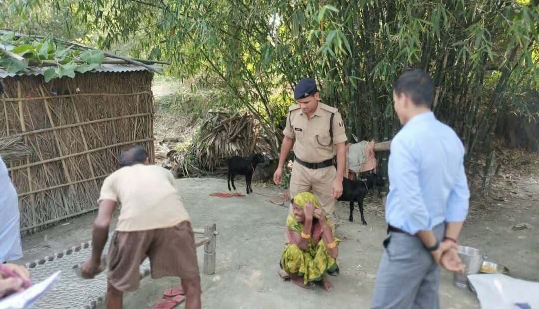 सारण: प्रधानमंत्री आवास योजना की सूची से महिलाओं के नाम हटाने की शिकायत, डीडीसी ने 24 घंटे में मांगा जवाब
मशरक के सिसई गांव का मामला, डीडीसी लक्ष्मण तिवारी के निर्देश पर लाभुकों के घरों का हुआ भौतिक सत्यापन; संबंधित अधिकारियों और कर्मियों से स्पष्टीकरण तलब
सारण। प्रधानमंत्री आवास योजना (ग्रामीण) के लाभुकों की सूची से नाम हटाए जाने की शिकायत पर सारण जिला प्रशासन ने कार्रवाई की है। शुक्रवार, 9 अक्टूबर 2026 को उप विकास आयुक्त लक्ष्मण तिवारी के कार्यालय प्रकोष्ठ में आयोजित जन साक्षात्कार कार्यक्रम के दौरान मशरक प्रखंड के कर्ण कुदरिया ग्राम पंचायत अंतर्गत सिसई गांव की महिला लाभुकों ने इस संबंध में आवेदन देकर शिकायत दर्ज कराई।
महिलाओं का आरोप है कि प्रधानमंत्री आवास योजना (ग्रामीण) के सर्वेक्षण के दौरान उनका नाम सूची में शामिल किया गया था, लेकिन बाद में उनका नाम सूची से हटा दिया गया।
शिकायत के बाद लाभुकों के घरों का भौतिक सत्यापन
मामले की गंभीरता को देखते हुए उप विकास आयुक्त के निर्देश पर संबंधित शिकायतकर्ताओं की मौजूदगी में उनके आवासों का भौतिक सत्यापन एवं निरीक्षण किया गया। निरीक्षण के दौरान पाई गई अनियमितताओं और त्रुटियों के संबंध में संबंधित अधिकारियों एवं कर्मियों से जवाब मांगा गया है।
बीडीओ समेत संबंधित कर्मियों से स्पष्टीकरण तलब
प्रशासन ने इस मामले में निम्नलिखित अधिकारियों एवं कर्मियों से कारण पृच्छा (शो-कॉज) करते हुए 24 घंटे के भीतर अपना स्पष्टीकरण प्रस्तुत करने का निर्देश दिया है।
- प्रखंड विकास पदाधिकारी, मशरक।
- ग्रामीण आवास पर्यवेक्षक, मशरक प्रखंड।
- पंचायत सचिव, ग्राम पंचायत कर्ण कुदरिया।
- ग्रामीण आवास सहायक, ग्राम पंचायत कर्ण कुदरिया।
जवाब की समीक्षा के बाद होगी कार्रवाई
उप विकास आयुक्त लक्ष्मण तिवारी ने संबंधित अधिकारियों एवं कर्मियों को निर्धारित समयसीमा के भीतर जवाब देने का निर्देश दिया है। प्राप्त स्पष्टीकरण की समुचित समीक्षा के बाद नियमानुसार आगे की विधिसम्मत एवं अनुशासनात्मक कार्रवाई करने का भी निर्देश दिया गया है।
प्रशासन की इस कार्रवाई से प्रधानमंत्री आवास योजना के तहत लाभुकों के चयन और सूची से नाम हटाए जाने की प्रक्रिया पर जवाबदेही तय होने की उम्मीद है। अब संबंधित अधिकारियों के स्पष्टीकरण के बाद ही मामले में आगे की कार्रवाई स्पष्ट होगी।
