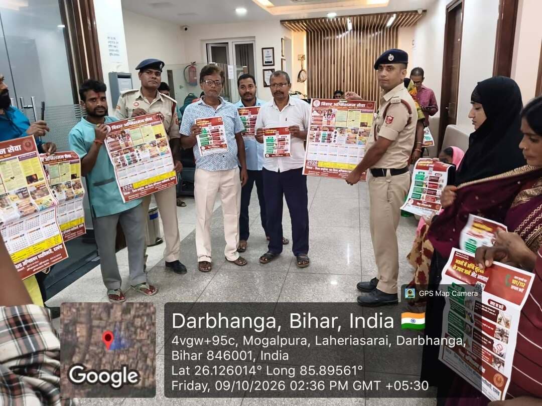 *दुर्गापूजा को लेकर अग्निशमन सेवा का जागरूकता अभियान*
दरभंगा, 09 अक्टूबर 2026 :- दुर्गापूजा के दौरान अग्नि दुर्घटनाओं की रोकथाम एवं श्रद्धालुओं की सुरक्षा सुनिश्चित करने के उद्देश्य से जिला अग्निशमन सेवा द्वारा पूजा पंडालों में मॉक ड्रिल आयोजित कर तथा पम्पलेट वितरित कर आमजन को जागरूक किया जा रहा है।
अभियान के तहत पूजा समितियों एवं श्रद्धालुओं को अग्नि सुरक्षा, सुरक्षित विद्युत सजावट, अग्निशमन यंत्रों के उपयोग तथा आपातकालीन निकास मार्ग के संबंध में आवश्यक जानकारी दी जा रही है।
जिला अग्निशमन पदाधिकारी, दरभंगा ने सभी पूजा समितियों एवं नागरिकों से अग्नि सुरक्षा मानकों का पालन करने तथा सुरक्षित दुर्गापूजा सुनिश्चित करने की अपील की है।
#BiharSarkar
#CMBihar
#SamratChoudhary
#CMSamrat
#MukhyamantriBihar