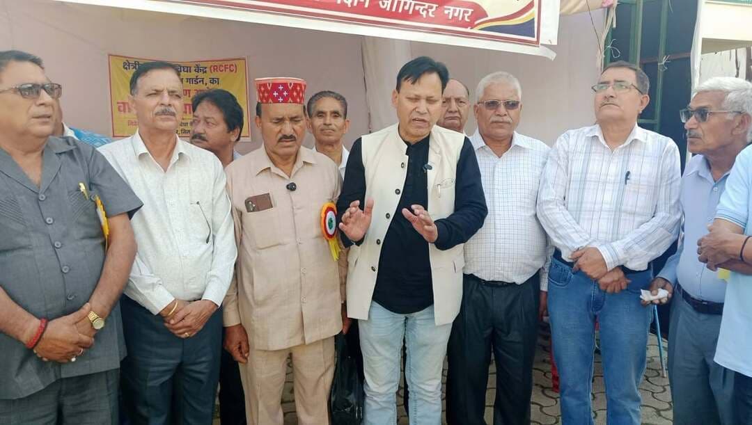 RCFC बचाओ आंदोलन को मंडी जिला के सात ब्लॉकों के पेंशनर्स संघ का समर्थन
शिफ्टिंग की अधिसूचना रद्द होने तक जारी रहेगा आंदोलन, सामूहिक अनशन की भी तैयारी
जोगिंदर नगर, शिव कुमार।
जोगिंदर नगर स्थित क्षेत्रीय सह-सुविधा केंद्र (RCFC) को बचाने के लिए जारी भूख हड़ताल को शुक्रवार को उस समय बड़ी मजबूती मिली, जब मंडी जिला के सात ब्लॉकों से आए पेंशनर्स संघ के पदाधिकारियों और कार्यकारिणी सदस्यों ने भूख हड़ताल स्थल पर पहुंचकर आंदोलन को पूर्ण समर्थन देने का ऐलान किया। पेंशनर्स संघ के प्रतिनिधियों ने संघर्ष समिति के संयोजक, उपाध्यक्ष, सचिव तथा भूख हड़ताल पर बैठे सदस्यों से मुलाकात कर संस्थान को जोगिंदर नगर में ही बनाए रखने की मांग का समर्थन किया।
इस अवसर पर संघर्ष समिति के संयोजक कुशाल भारद्वाज, उपाध्यक्ष लाभ सिंह ठाकुर, सचिव कर्म चंद, सलाहकार भूपेंद्र ठाकुर तथा भूख हड़ताल का नेतृत्व कर रहे विवेक राणा सहित अन्य सदस्यों ने पेंशनर्स संघ के नेताओं और सदस्यों का स्वागत किया। उन्होंने आंदोलन को समर्थन देने के लिए पेंशनर्स संघ का आभार जताया। इस दौरान नेक राम शास्त्री सहित जोगिंदर नगर के अनेक पेंशनर्स भी मौजूद रहे।
केंद्रीय आयुष मंत्री के साथ हुई सार्थक बातचीत
संघर्ष समिति के संयोजक कुशाल भारद्वाज ने बताया कि संघर्ष समिति के 12 सदस्यीय प्रतिनिधिमंडल ने राज्यसभा सांसद अनुराग शर्मा की उपस्थिति में केंद्रीय आयुष मंत्री से मुलाकात कर RCFC को जोगिंदर नगर से स्थानांतरित करने के निर्णय पर अपना पक्ष रखा। प्रतिनिधिमंडल में अजय ठाकुर, गुरुशरण परमार, ज्ञान चंद ठाकुर, संजीव शर्मा सहित अन्य पदाधिकारी और दूसरे राज्यों से इस केंद्र का लाभ लेने वाले प्रतिनिधि भी शामिल थे।
उन्होंने बताया कि केंद्रीय आयुष मंत्री के साथ हुई बातचीत सार्थक रही। मंत्री ने प्रतिनिधिमंडल को बताया कि राज्यसभा सांसद अनुराग शर्मा के अलावा अनुराग ठाकुर, डॉ. राजीव भारद्वाज और कंगना रनौत ने भी संघर्ष समिति की मांगों को लेकर उनसे चर्चा की है तथा केंद्र को शिफ्ट न करने का अनुरोध किया है। कुशाल भारद्वाज के अनुसार, केंद्रीय मंत्री ने प्रतिनिधिमंडल को आश्वस्त किया कि इस मामले में शीघ्र उचित निर्णय लिया जाएगा।
प्रतिनिधिमंडल ने इसके बाद केंद्रीय आयुष सचिव से भी बातचीत की। संघर्ष समिति के अनुसार, सचिव ने भी मामले में सकारात्मक कार्रवाई का भरोसा दिलाया।
सांसद अनुराग शर्मा का जताया आभार
कुशाल भारद्वाज ने दिल्ली जाकर संघर्ष समिति का पक्ष मजबूती से रखने और सार्थक बातचीत करने वाली टीम को बधाई दी। उन्होंने केंद्रीय आयुष मंत्री के साथ बैठक करवाने और स्वयं बैठक में शामिल होने के लिए राज्यसभा सांसद अनुराग शर्मा का विशेष आभार जताया। साथ ही, संघर्ष समिति की मांगों को केंद्रीय मंत्री के समक्ष उठाने के लिए हमीरपुर, कांगड़ा और मंडी के सांसदों का भी धन्यवाद किया।
अधिसूचना रद्द होने तक जारी रहेगा संघर्ष
कुशाल भारद्वाज ने बताया कि शुक्रवार को जोगिंदर नगर में मौजूद संघर्ष समिति के पदाधिकारियों और उपलब्ध कार्यकारिणी सदस्यों की बैठक में निर्णय लिया गया कि जब तक RCFC की शिफ्टिंग संबंधी अधिसूचना रद्द नहीं होती, तब तक आंदोलन जारी रहेगा। उन्होंने कहा कि आंदोलन को और मजबूती देने के लिए जल्द ही सामूहिक अनशन जैसी गतिविधियां भी शुरू की जाएंगी।
उन्होंने बताया कि शीघ्र ही संघर्ष समिति की पूर्ण कार्यकारिणी की बैठक आयोजित कर आंदोलन के अगले चरण की रणनीति तय की जाएगी। कुशाल भारद्वाज ने स्पष्ट किया कि यदि संस्थान को जोगिंदर नगर में बहाल नहीं किया गया, तो संघर्ष के अगले चरण को और उग्र किया जाएगा।