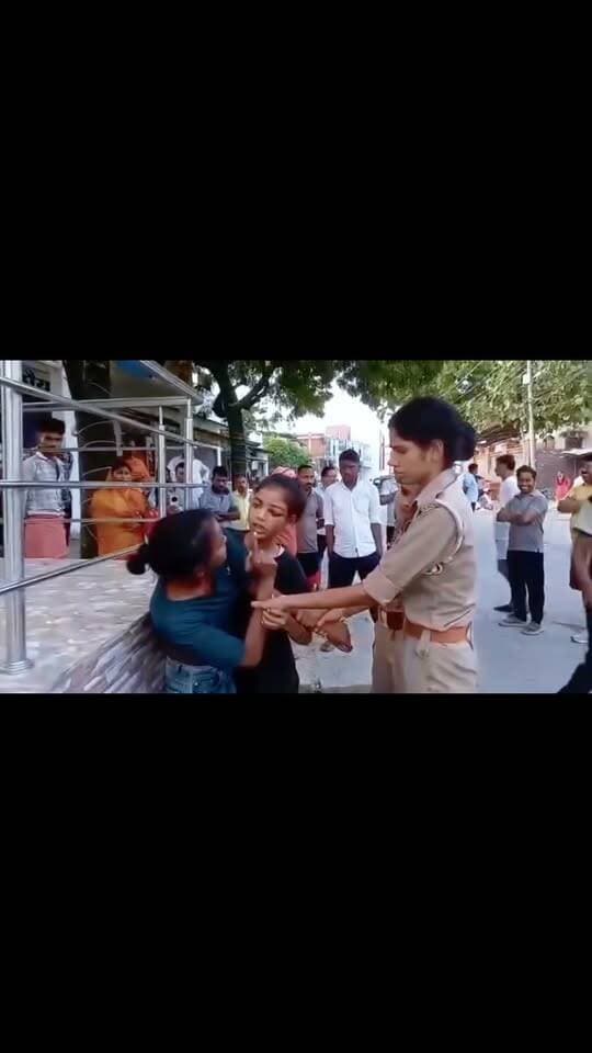 जौनपुर में नशे में धुत्त दो बहनों का हाई वोल्टेज ड्रामा, पुलिस फोर्स हुई परेशान..वीडियो हुआ वायरल
#viralreelsシ #viralreelsfacebook #fbpost #fb #जौनपुर