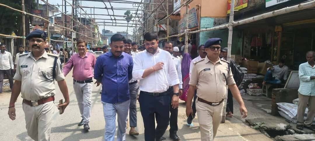प्रेस विज्ञप्ति
नालंदा।
जिला जनसंपर्क कार्यालय, नालंदा।
.....................................
दुर्गापूजा 2026: हिलसा नगर में अनुमंडल पदाधिकारी अमित पटेल एवं अनुमंडल पुलिस पदाधिकारी सुनील कुमार के संयुक्त नेतृत्व में निकला फ्लैग मार्च; विधि-व्यवस्था व सौहार्द संधारण का दिया संदेश
हिलसा (नालंदा), 09 अक्टूबर 2026:
आगामी दुर्गापूजा एवं दशहरा पर्व को शांतिपूर्ण, भयमुक्त, निष्पक्ष एवं सौहार्दपूर्ण वातावरण में संपन्न कराने तथा आम नागरिकों में सुरक्षा का भाव सुदृढ़ करने के उद्देश्य से आज हिलसा नगर क्षेत्र में व्यापक स्तर पर संयुक्त फ्लैग मार्च (Area Domination March) निकाला गया।
यह फ्लैग मार्च अनुमंडल पदाधिकारी अमित पटेल एवं अनुमंडल पुलिस पदाधिकारी सुनील कुमार के संयुक्त नेतृत्व में प्रारंभ हुआ। इस दौरान प्रखंड विकास पदाधिकारी (BDO), कार्यपालक पदाधिकारी नगर परिषद (EO), राजस्व अधिकारी (RO) एवं थानाध्यक्ष हिलसा (SHO) सहित भारी संख्या में पुलिस पदाधिकारी, सशस्त्र लाठी बल एवं त्वरित कार्य बल (QRT) के जवान मौजूद रहे।
फ्लैग मार्च शहर के मुख्य बाजार, सिनेमा मोड़, स्टेशन रोड तथा विभिन्न पूजा पंडालों एवं संवेदनशील संपर्क मार्गों से होकर गुजरा।
फ्लैग मार्च के दौरान अनुमंडल पदाधिकारी अमित पटेल एवं अनुमंडल पुलिस पदाधिकारी सुनील कुमार ने स्पष्ट किया कि:
पर्व के दौरान विधि-व्यवस्था से खिलवाड़ करने वाले किसी भी असामाजिक या उपद्रवी तत्व के विरुद्ध प्रशासन शून्य सहनशीलता (Zero Tolerance) की नीति अपनाएगा।
माननीय उच्च न्यायालय एवं गृह विभाग के आदेशानुसार डी०जे० का संचालन 100% प्रतिबंधित रहेगा; उल्लंघन करने पर जब्ती के साथ तत्काल प्राथमिकी दर्ज की जाएगी।
सभी पूजा पंडालों को अनिवार्य रूप से 'धूम्रपान निषेध क्षेत्र' (No Smoking Zone) घोषित किया गया है तथा प्रतिमा की ओर केंद्रित CCTV कैमरे एवं अग्निशामक उपकरण क्रियाशील रखने होंगे।
तेज रफ्तार एवं रैश बाइक चलाने वाले मनचलों तथा सोशल मीडिया पर अफवाह या भ्रामक पोस्ट फैलाने वालों पर साइबर सेल एवं पुलिस की 24×7 सख्त निगरानी रहेगी।
प्रशासन ने सभी नागरिकों, शांति समिति के सदस्यों एवं पूजा समितियों से अपील की कि वे हिलसा की गौरवशाली परंपरा के अनुरूप आपसी भाईचारे और सौहार्द के साथ पर्व मनाएं।
Samrat Choudhary
CMO Bihar
Press Information Bureau - PIB, Government of India
Bihar Police