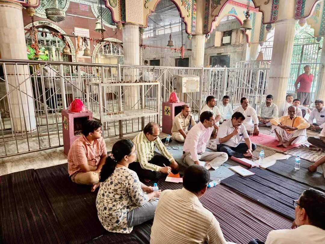 शीतला माता मंदिर में नवदुर्गा की तैयारी के संबंध में अधिकारियों तथा समिति के सदस्यों के साथ-साथ मीटिंग ली गई।
#gwalior
PRO Gwalior
Jansampark Madhya Pradesh
CM Madhya Pradesh