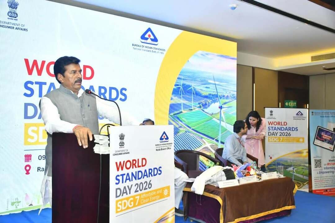 विश्व मानक दिवस पर बीआईएस का हितधारक सम्मेलन आयोजित
स्वच्छ ऊर्जा और गुणवत्ता मानकों पर दिया जोर
विश्व मानक दिवस के उपलक्ष्य में भारतीय मानक ब्यूरो (बीआईएस) द्वारा ग्वालियर स्थित होटल रेडिसन में हितधारक सम्मेलन एवं सतत विकास लक्ष्य-7 ‘किफायती और स्वच्छ ऊर्जा’ विषय पर कार्यक्रम आयोजित किया गया। कार्यक्रम में सहभागिता करते हुए राष्ट्र निर्माण में गुणवत्ता मानकों की भूमिका, पर्यावरण संरक्षण और अक्षय ऊर्जा के महत्व पर विचार व्यक्त किए गए।
कार्यक्रम को संबोधित करते हुए सांसद श्री भारत सिंह कुशवाह ने कहा कि प्रधानमंत्री नरेंद्र मोदी के नेतृत्व में केंद्र सरकार और प्रदेश नेतृत्व के मार्गदर्शन में डबल इंजन सरकार पर्यावरण संरक्षण, अक्षय ऊर्जा को प्रोत्साहन देने तथा उच्च गुणवत्ता वाले उत्पादों को बढ़ावा देने के लिए प्रतिबद्ध है। गुणवत्ता मानकों का पालन देश के औद्योगिक विकास, उपभोक्ता हितों की सुरक्षा और सतत विकास के लक्ष्यों को प्राप्त करने में महत्वपूर्ण भूमिका निभाता है।
कार्यक्रम के दौरान राष्ट्र निर्माण में मानकीकरण के महत्व पर विचार साझा किए गए। साथ ही, इस दिशा में उल्लेखनीय योगदान देने वाले हितधारकों को सम्मानित किया गया।
इस अवसर पर मध्य भारत खादी संघ के सचिव रमाकांत शर्मा, भारतीय मानक ब्यूरो की नोएडा शाखा के निदेशक कौशिक दत्ता सहित बीआईएस के सदस्य और उद्योगपति उपस्थित रहे।
#gwalior
PRO Gwalior
Jansampark Madhya Pradesh
CM Madhya Pradesh