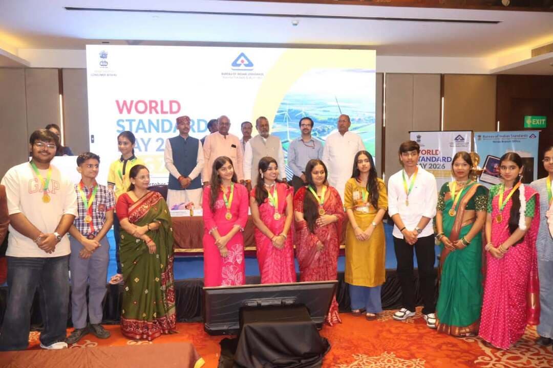 विश्व मानक दिवस के अवसर पर हितधारक सम्मेलन में सहभागिता एवं संबोधन
सामाजिक न्याय एवं उद्यानिकी मंत्री श्री नारायण सिंह कुशवाह ने शुक्रवार को ग्वालियर के रेडिसन होटल में भारतीय मानक ब्यूरो, नोएडा शाखा कार्यालय द्वारा विश्व मानक दिवस के अवसर पर आयोजित ‘हितधारक सम्मेलन’ एवं सतत विकास लक्ष्य-7 ‘किफायती और स्वच्छ ऊर्जा’ विषयक कार्यक्रम में सहभागिता कर उपस्थित जनसमुदाय को संबोधित किया।
इस अवसर पर मानकों की गुणवत्ता, सतत विकास और स्वच्छ ऊर्जा को बढ़ावा देने के साथ-साथ ऊर्जा संरक्षण एवं जनहित में नवाचारों की महत्ता पर विचार साझा किए।
कार्यक्रम में जिला अध्यक्ष श्री जयप्रकाश राजौरिया, जिला महामंत्री श्री जवाहर प्रजापति, ग्वालियर विकास प्राधिकरण के अध्यक्ष श्री अशोक शर्मा, नोएडा शाखा कार्यालय के निदेशक श्री कौशिक दित्ता, समाजसेवी श्री अशोक चौधरी, पूर्व पार्षद श्री पुरुषोत्तम भार्गव, श्री मनोज भार्गव सहित भारतीय मानक ब्यूरो के सदस्य, उद्योगपति एवं अन्य गणमान्यजन उपस्थित रहे।
#Gwalior
PRO Gwalior
Jansampark Madhya Pradesh
CM Madhya Pradesh