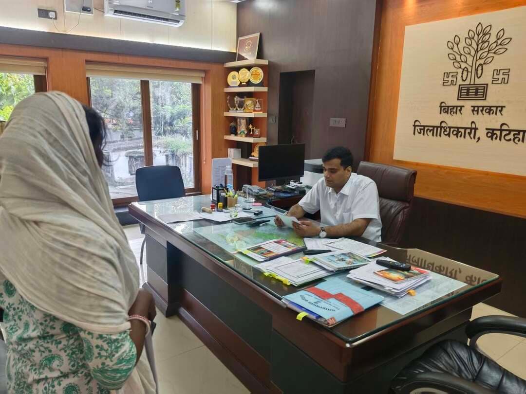 ◆◆ *"सबका सम्मान, जीवन आसान" प्रत्येक सोमवार एवं शुक्रवार को "जनता के दरबार में जिलाधिकारी" , आमलोगों की समस्या के निराकरण हेतु कार्रवाई*
◆◆ *जिलाधिकारी कटिहार आशुतोष द्विवेदी के द्वारा आज शुक्रवार को 49 लोगों की समस्या को सुना गया तथा कार्रवाई को लेकर संबंधित अधिकारियों को दिया गया निदेश*
कटिहार, 09 अक्टूबर,2026
◆ सप्ताह के प्रत्येक सोमवार एवं शुक्रवार को जिलाधिकारी आमलोगों से मुलाकात कर उनकी समस्या को सुन रहे हैं। "जनता के दरबार में जिलाधिकारी" कार्यक्रम प्रत्येक सोमवार एवं शुक्रवार को आयोजित किया जा रहा है।
◆ आज शुक्रवार को जनता दरबार में उपस्थित सभी 45 लोगों की समस्या को जिलाधिकारी के द्वारा सुना गया तथा कार्रवाई को लेकर संबंधित अधिकारियों को आवश्यक निर्देश दिये गये।जनता दरबार में अधिकांश मामले राजस्व एवं भूमि सुधार विभाग के थे। इसके अतिरिक्त नगर निगम, सामाजिक सुरक्षा,शिक्षा,विद्युत सहित पीजीआर ओ से संबंधित मामले थे , जिनका एक एक करके निष्पादन किया जा रहा है।
◆ सभी आवेदनों के संदर्भ में भी समस्या के निराकरण के लिये कार्रवाई का निदेश संबंधित अधिकारियों को दिया गया।
Information & Public Relations Department, Government of Bihar @topfans #samratchoudhary #CMSamrat #Dial112