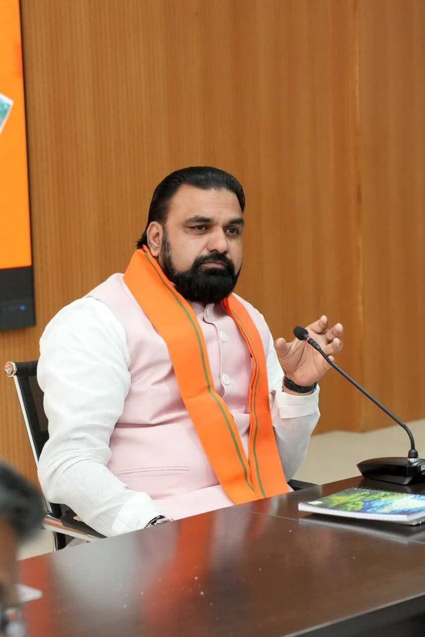 माननीय मुख्यमंत्री श्री सम्राट चौधरी जी ने आज लोक सेवक आवास स्थित ‘संकल्प’ सभागार में ‘सेवा संकल्प एवं कायाकल्प अभियान’ के प्रभावी क्रियान्वयन को लेकर संबंधित विभागों के पदाधिकारियों के साथ समीक्षा बैठक की। इस दौरान उन्होंने अभियान के तहत संचालित कार्यों को तेजी, गुणवत्ता और आपसी समन्वय के साथ समयबद्ध तरीके से पूरा करने का निर्देश दिया।
माननीय मुख्यमंत्री जी ने विद्यालयों में रंग-रोगन, चहारदीवारी, मरम्मत, शौचालय, पेयजल एवं बिजली जैसी मूलभूत सुविधाओं को प्राथमिकता देने के साथ अतिरिक्त वर्ग-कक्षों और भवनविहीन विद्यालयों में भवन निर्माण तथा आंगनबाड़ी केंद्रों के निर्माण कार्य में तेजी लाने को कहा।
उन्होंने प्राथमिक, अनुमंडल एवं जिला स्तरीय स्वास्थ्य केंद्रों में मरीजों को बेहतर सुविधाएं उपलब्ध कराने, बस अड्डों की साफ-सफाई एवं सौंदर्यीकरण सुनिश्चित करने तथा यात्रियों की सुरक्षा पर विशेष ध्यान देने का निर्देश दिया।
इसके साथ ही, बंद पड़ी स्ट्रीट लाइटों को चालू करने, आवश्यकता के अनुसार नई स्ट्रीट लाइट लगाने और सार्वजनिक नलकूपों को पूरी तरह क्रियाशील रखने पर जोर दिया।
Information & Public Relations Department, Government of Bihar Samrat Choudhary CMO Bihar CM Samrat Katihar Police
#samratchoudhary