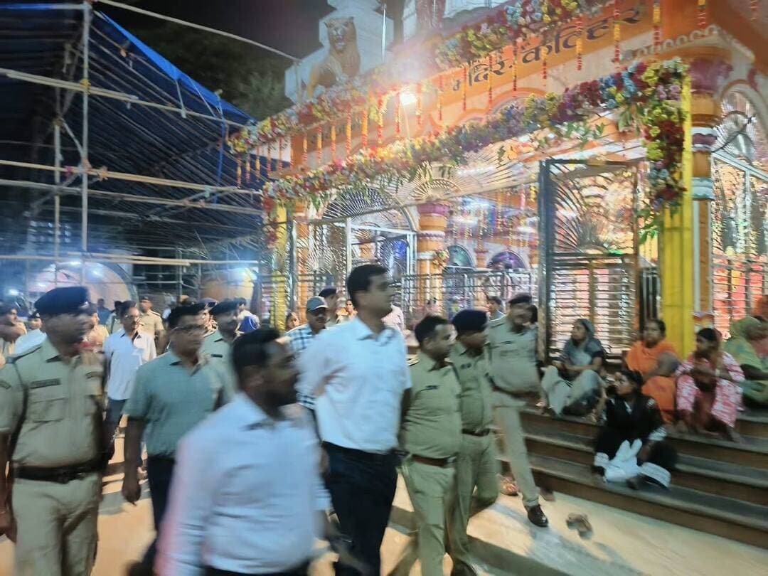 आज दिनांक के 09 अक्टूबर 2026 को जिला पदाधिकारी कटिहार एवं पुलिस अधीक्षक कटिहार के द्वारा संयुक्त रूप से आगामी दुर्गा पूजा महोत्सव के लिए बनाए जा रहे हैं पंडालों का निरीक्षण सुरक्षात्मक दृष्टिकोण से किया गया।
निरीक्षण के क्रम में जिला पदाधिकारी कटिहार एवं पुलिस अधीक्षक कटिहार ने पूजा समिति के सदस्य गणों को सुरक्षा से संबंधित महत्वपूर्ण सलाह देते हुए उसके अनुरूप तैयारी करने का निर्देश दिया। निरीक्षण के क्रम में अनुमंडल पदाधिकारी कटिहार सदर,विशेष कार्य पदाधिकारी गोपनीय प्रशाखा भी उपस्थित रहें।
Information & Public Relations Department, Government of Bihar Home Department, Govt. of Bihar @topfans #CMSamrat #samratchoudhary #katihar