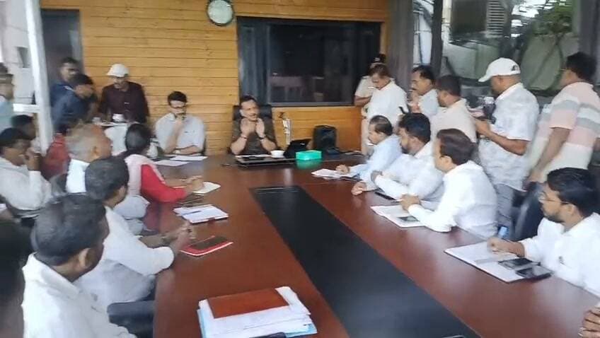 छपरा में बाढ़ को लेकर अधिकारियों के साथ बैठक करते सांसद राजीव प्रताप रूढ़ि जी
#nonfolowar #followersreels #reelschallenge #बिहारसमाचार #reelsviralシ #sosalnews #newssaran #newsbigar #SaranNews #fesbookreels #chapra