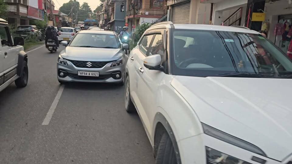 धर्मशाला के सिद्धबाड़ी में सड़क पर बेतरतीब खड़ी गाड़ी ने लगाया लंबा जाम ।