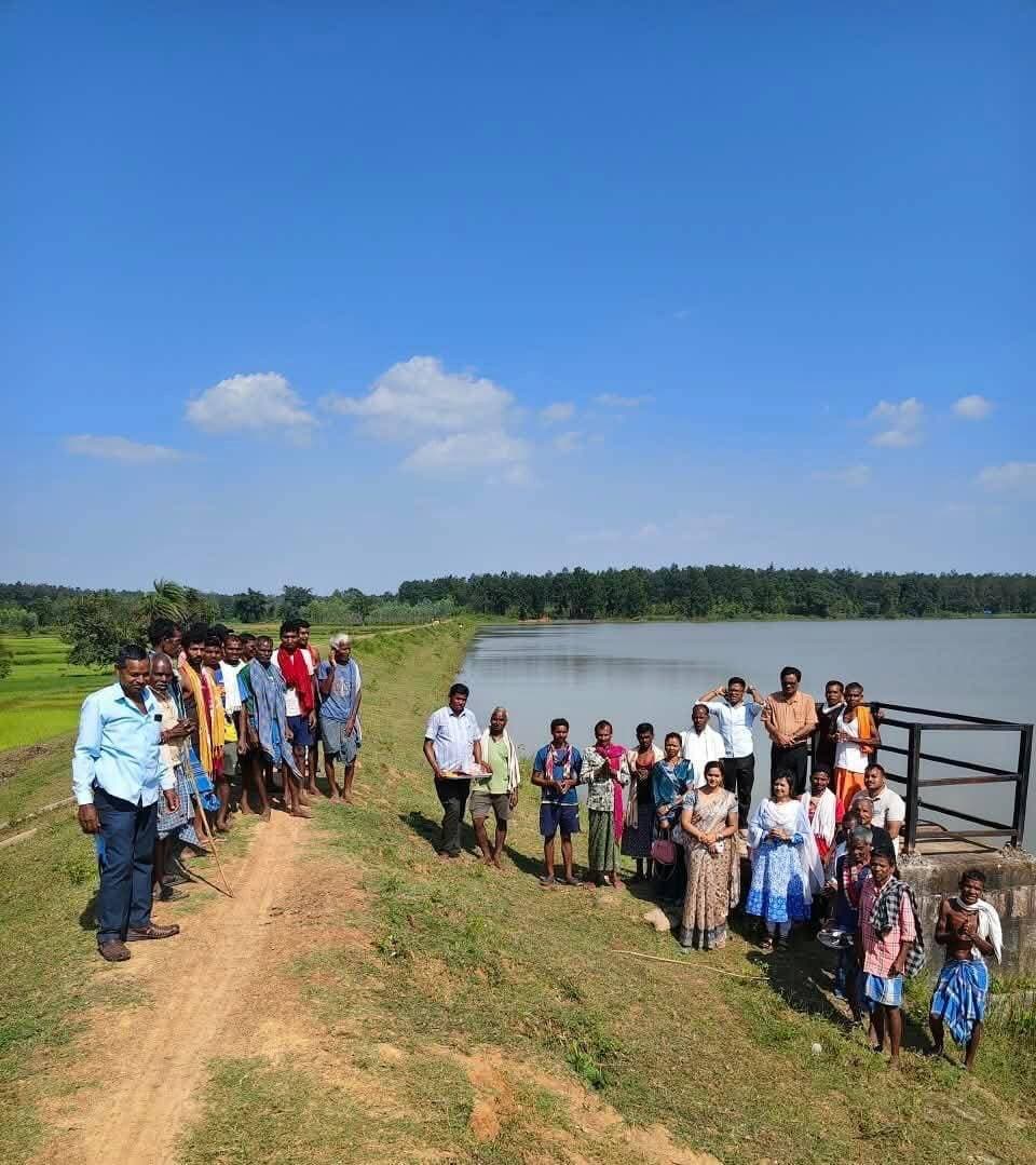 जल संरक्षण का संकल्प, जनभागीदारी से स्वच्छ जलाशय की ओर कदम
सेवा संकल्प अभियान के अंतर्गत कलेक्टर श्रीमती नूपुर राशि पन्ना के निर्देशानुसार कोण्डागांव के कोसागांव जलाशय में जल स्रोत जांच एवं सुधार कार्यक्रम आयोजित किया गया।
इस दौरान जल संसाधन विभाग के अधिकारियों ने जलाशय के कैचमेंट क्षेत्र, बांध, सीपेज क्षेत्र और नहरों का तकनीकी निरीक्षण किया। साथ ही ग्रामीणों की सहभागिता से जलाशय परिसर में साफ-सफाई एवं संरक्षण संबंधी कार्य किए गए।
कार्यक्रम का उद्देश्य जल स्रोतों के संरक्षण, जलाशयों की स्वच्छता और जल संसाधन संरचनाओं के बेहतर रखरखाव के प्रति जनजागरूकता बढ़ाना है।
आइए, जनभागीदारी के साथ जल स्रोतों को स्वच्छ एवं सुरक्षित रखने और जल संरक्षण को जनआंदोलन बनाने का संकल्प लें।
#सेवा_संकल्प_अभियान #जल_संरक्षण #जनभागीदारी #स्वच्छता #कोण्डागांव