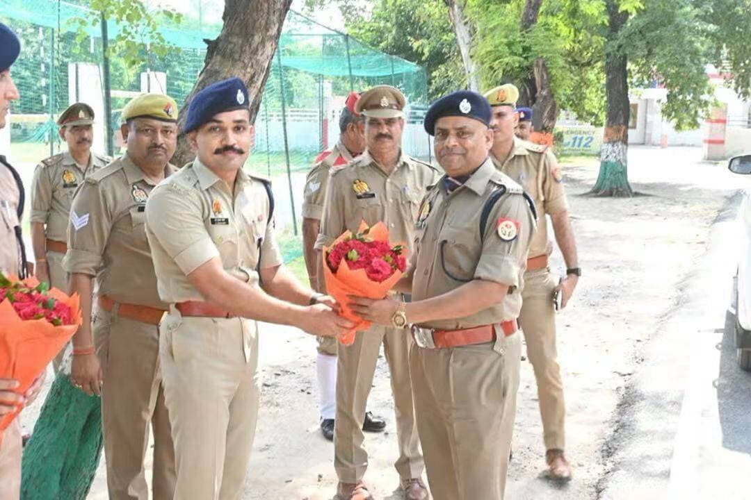 जालौन के नवागत एसपी सुरेश चन्द्र रावत का हुआ स्वागत, डीएम से की शिष्टाचार भेंट
पुलिस लाइन उरई में गार्ड ऑफ ऑनर देकर किया गया अभिनंदन, पुलिस अधिकारियों ने पुष्पगुच्छ भेंट कर किया स्वागत
उरई, जालौन। जनपद जालौन के नवागत पुलिस अधीक्षक सुरेश चन्द्र रावत के आगमन पर शुक्रवार, 9 अक्टूबर 2026 को पुलिस लाइन उरई में उनका स्वागत एवं अभिनंदन किया गया। इस दौरान पुलिस गार्ड द्वारा उन्हें सलामी दी गई। अपर पुलिस अधीक्षक सहित जनपद के पुलिस अधिकारियों एवं कर्मचारियों ने पुष्पगुच्छ भेंट कर नवागत एसपी का स्वागत किया।
स्वागत कार्यक्रम के उपरांत पुलिस अधीक्षक सुरेश चन्द्र रावत ने जिलाधिकारी एवं जिला निर्वाचन अधिकारी, जालौन से शिष्टाचार भेंट की। इस दौरान दोनों अधिकारियों के बीच औपचारिक मुलाकात हुई।
नवागत पुलिस अधीक्षक के आगमन के साथ ही जनपद में कानून-व्यवस्था, पुलिसिंग और जनसुरक्षा को लेकर उनकी प्राथमिकताओं पर भी लोगों की निगाहें रहेंगी। नए पुलिस कप्तान के नेतृत्व में जिले की पुलिस व्यवस्था को और अधिक प्रभावी बनाने में और अच्छी भूमिका रहेगी।
जिला संवाददाता
Bbn 7
दैनिक नर्मदा की पुकार जालौन