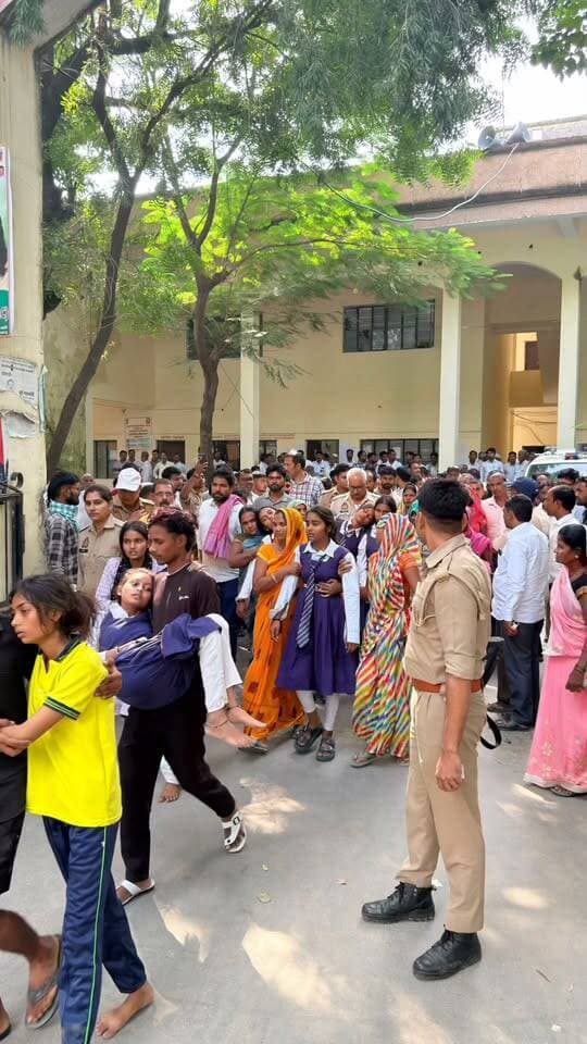 स्कूली विवाद में सड़क पर आपस में भिड़ीं छात्राएं, मारपीट में एक दर्जन घायल, एसडीएम ने एंबुलेंस से घायलों को सीएचसी भेजवाया, पुलिस दोनों पक्षों को थाने बुलाकर कर रही जांच
आजमगढ़
https://abckhabar.in/?p=8869