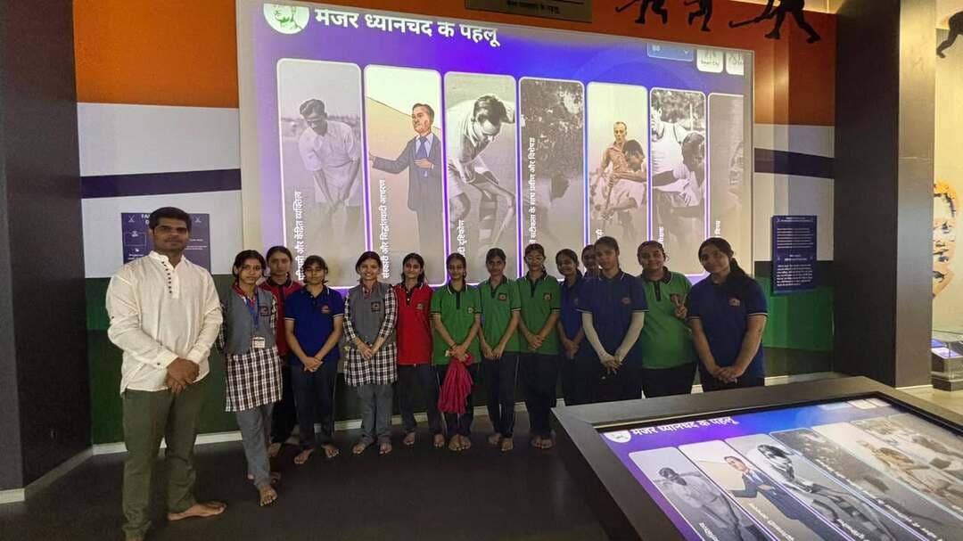 पीएम श्री केंद्रीय विद्यालय के विद्यार्थियों ने किया शैक्षिक भ्रमण
--
पीएम श्री केंद्रीय विद्यालय, टीकमगढ़ के विद्यार्थियों के लिए शैक्षिक भ्रमण का आयोजन किया गया। इस भ्रमण का उद्देश्य विद्यार्थियों को पुस्तकीय ज्ञान के साथ-साथ व्यावहारिक अनुभव प्रदान करना तथा उनके ज्ञान में वृद्धि करना था।
विद्यालय की प्राथमिक एवं माध्यमिक कक्षाओं के विद्यार्थियों को माताटीला बाँध एवं उद्यान का भ्रमण कराया गया। विद्यार्थियों ने बाँध की उपयोगिता, जल संरक्षण तथा प्राकृतिक सौंदर्य के बारे में जानकारी प्राप्त की। वहीं, नौवीं से बारहवीं कक्षाओं के विद्यार्थियों ने झाँसी स्थित स्पेस म्यूजियम का भ्रमण किया। वहाँ उन्होंने अंतरिक्ष, विज्ञान एवं खगोलीय गतिविधियों से संबंधित विभिन्न जानकारियाँ प्राप्त कीं। इस भ्रमण ने विद्यार्थियों में वैज्ञानिक दृष्टिकोण विकसित करने और नई चीजें जानने की जिज्ञासा को बढ़ावा दिया।
भ्रमण के दौरान विद्यार्थियों ने विभिन्न शैक्षिक गतिविधियों में रुचि लेते हुए आनंदपूर्वक समय बिताया। विद्यार्थियों के लिए जलपान की व्यवस्था भी की गई थी। शिक्षकों ने पूरे भ्रमण के दौरान विद्यार्थियों के साथ रहकर उनका मार्गदर्शन किया तथा उनकी सुरक्षा का ध्यान रखा। यह शैक्षिक भ्रमण विद्यार्थियों के लिए ज्ञानवर्धक, मनोरंजक एवं यादगार अनुभव रहा। प्राचार्य श्री संतोष सोनी ने कहा इस प्रकार के आयोजन विद्यार्थियों के सर्वांगीण विकास में महत्वपूर्ण भूमिका निभाते हैं। बाल वाटिका, प्रथम एवं द्वितीय कक्षाओं के विद्यार्थी 12 अक्टूबर को भ्रमण के लिए बलदेवगढ़ जाएँगे।
#SevaSankalpAbhiyan
#सेवा_संकल्प_अभियान
#JansamparkMP
#Jansamparktikamgarh
#tikamgarh