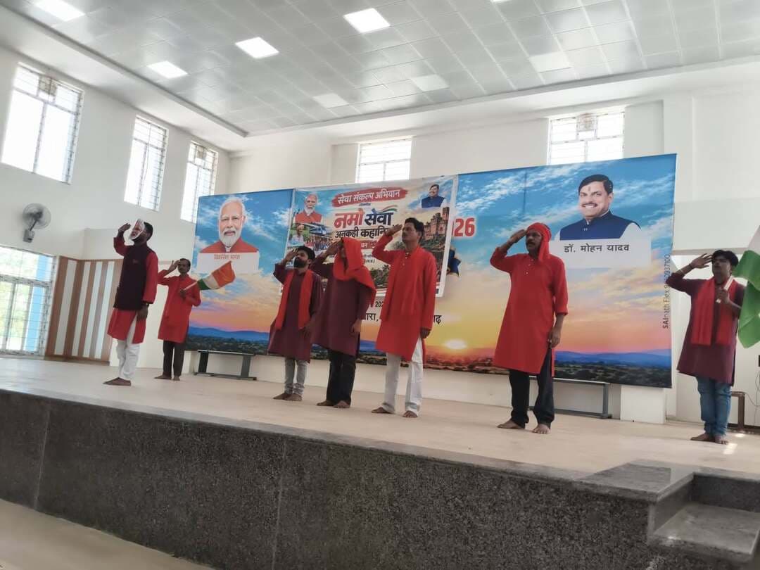 जतारा, खरगापुर और बल्देवगढ़ में मंचित हुईं नमो सेवा अनकही कहानियां
-
सेवा संकल्प अभियान के तहत नाट्य प्रस्तुतियों से सेवा, संघर्ष और राष्ट्रसमर्पण का संदेश, जनप्रतिनिधियों सहित बड़ी संख्या में दर्शक हुए शामिल
-
सेवा संकल्प अभियान 2026 के अंतर्गत नमो सेवा अनकही कहानियां कार्यक्रम के तहत जिले के जतारा, खरगापुर एवं बल्देवगढ़ में नाटक मंचन का आयोजन किया गया। नाट्य प्रस्तुतियों के माध्यम से प्रधानमंत्री श्री नरेंद्र मोदी के जीवन, संघर्ष, सेवा एवं राष्ट्र के प्रति समर्पण से जुड़े प्रेरक प्रसंगों को मंच पर जीवंत रूप में प्रस्तुत किया गया। कलाकारों के प्रभावशाली अभिनय और संवादों ने दर्शकों को भावनात्मक रूप से जोड़ा तथा सेवा, समर्पण और राष्ट्रनिर्माण का संदेश दिया।
कार्यक्रमों में जनप्रतिनिधियों, युवाओं, विद्यार्थियों एवं आम नागरिकों ने उत्साहपूर्वक सहभागिता की। नाट्य मंचन के माध्यम से यह संदेश दिया गया कि कठिन परिस्थितियों में भी निरंतर प्रयास, जनसेवा और राष्ट्र के प्रति समर्पण की भावना से समाज में सकारात्मक परिवर्तन लाया जा सकता है।
जतारा विकासखंड के संजीवनी विद्यालय में आयोजित कार्यक्रम में जतारा विधायक श्री हरिशंकर खटीक मुख्य अतिथि के रूप में उपस्थित रहे। कार्यक्रम में जनपद अध्यक्ष श्रीमती रेखा महेश यादव, नगर परिषद अध्यक्ष श्री अनुराग सुनील नायक, उपाध्यक्ष श्री रिंकू पठान, श्री गणेश आदिवासी, श्री पवन जैन एवं रोहित चौरसिया सहित अन्य जनप्रतिनिधि उपस्थित रहे।
नाट्य प्रस्तुति में प्रधानमंत्री श्री नरेंद्र मोदी के जीवन से जुड़े संघर्ष, सेवा और समर्पण के प्रसंगों को अभिनय एवं संवादों के माध्यम से प्रस्तुत किया गया। कलाकारों की प्रस्तुति ने दर्शकों को कार्यक्रम से जोड़े रखा। उपस्थित जनप्रतिनिधियों एवं दर्शकों ने कलाकारों का उत्साहवर्धन किया और प्रस्तुति की सराहना की।
इसी प्रकार खरगापुर में आयोजित नमो सेवा अनकही कहानियां कार्यक्रम में पूर्व राज्य मंत्री श्री राहुल सिंह मुख्य अतिथि के रूप में शामिल हुए। यहां कलाकारों ने नाट्य मंचन के माध्यम से सेवा, संघर्ष और राष्ट्रहित के प्रति समर्पण की भावना को प्रभावी ढंग से प्रस्तुत किया। नाटक के विभिन्न प्रसंगों के माध्यम से दर्शकों को प्रधानमंत्री श्री नरेंद्र मोदी के जीवन से जुड़े प्रेरक पहलुओं से परिचित कराया गया। कार्यक्रम में उपस्थित लोगों ने नाट्य प्रस्तुति के माध्यम से दिए गए सेवा एवं राष्ट्रनिर्माण के संदेश को सराहा।
इसके साथ ही बल्देवगढ़ में आयोजित नाटक मंचन कार्यक्रम में जिला पंचायत अध्यक्ष श्रीमती उमिता सिंह मुख्य अतिथि के रूप में उपस्थित रहीं। कार्यक्रम में कलाकारों ने अभिनय के माध्यम से सेवा, समर्पण एवं राष्ट्रनिर्माण से जुड़े प्रसंग प्रस्तुत किये। नाट्य प्रस्तुति के दौरान दर्शकों ने उत्साहपूर्वक सहभागिता की। कलाकारों के संवाद एवं अभिनय के माध्यम से नागरिकों को समाज के प्रति अपने दायित्वों का निर्वहन करने तथा राष्ट्रहित में सकारात्मक योगदान देने का संदेश दिया गया।
नमो सेवा अनकही कहानियां कार्यक्रम का उद्देश्य प्रेरक प्रसंगों को नाट्य रूप में प्रस्तुत कर आमजन, विशेषकर युवाओं एवं विद्यार्थियों को सेवा, संघर्ष, अनुशासन और समर्पण के मूल्यों से जोड़ना रहा। नाटक के माध्यम से प्रस्तुत प्रसंगों ने कार्यक्रम को संवादपरक एवं प्रभावी स्वरूप प्रदान किया। जतारा, खरगापुर एवं बल्देवगढ़ में आयोजित कार्यक्रमों में जनप्रतिनिधियों ने कलाकारों की प्रस्तुतियों की सराहना करते हुए ऐसे आयोजनों को समाज में सकारात्मक संदेश पहुंचाने का माध्यम बताया।
सेवा संकल्प अभियान 2026 के अंतर्गत आयोजित इन कार्यक्रमों के माध्यम से सेवा, जनकल्याण और राष्ट्रनिर्माण की भावना को प्रोत्साहित करने का प्रयास किया गया। नाट्य मंचन ने मनोरंजन के साथ-साथ सामाजिक जिम्मेदारी और राष्ट्र के प्रति समर्पण का संदेश भी दिया।
#SevaSankalpAbhiyan
#सेवा_संकल्प_अभियान
#JansamparkMP
#Jansamparktikamgarh
#tikamgarh