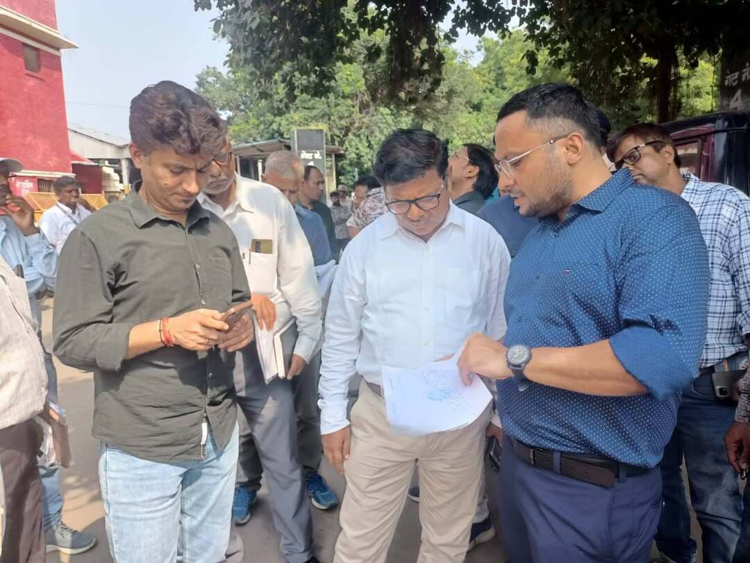 🚆 कोहरे के मौसम में रेल परिचालन को लेकर रेलवे अलर्ट! कानपुर सेंट्रल पहुंचे DRM रजनीश अग्रवाल, संरक्षा तैयारियों की समीक्षा
📍 कानपुर | 9 अक्टूबर 2026
उत्तर मध्य रेलवे के प्रयागराज मंडल के मंडल रेल प्रबंधक श्री रजनीश अग्रवाल ने शुक्रवार को कानपुर परिक्षेत्र के विभिन्न रेलवे स्थलों का निरीक्षण किया। इस दौरान उन्होंने रेल संरक्षा, यात्री सुविधाओं और रेलवे स्टेशनों पर चल रहे विकास कार्यों की प्रगति का जायजा लिया।
🌫️ कोहरे में सुरक्षित ट्रेन संचालन पर विशेष जोर
कानपुर सेंट्रल स्टेशन पर आयोजित संरक्षा संगोष्ठी में डीआरएम ने कोहरे के मौसम में सुरक्षित रेल परिचालन की तैयारियों की समीक्षा की। संगोष्ठी में कम दृश्यता के दौरान बरती जाने वाली सावधानियों, संरक्षा नियमों के पालन और रेलकर्मियों की सतर्कता पर विशेष जोर दिया गया।
डीआरएम ने कर्मचारियों को संरक्षा को सर्वोच्च प्राथमिकता देते हुए पूरी जिम्मेदारी और आपसी समन्वय के साथ कार्य करने के निर्देश दिए।
🚉 कानपुर सेंट्रल से अनवरगंज तक निरीक्षण
➡️ कानपुर सेंट्रल स्टेशन: स्टेशन परिसर और सर्कुलेटिंग एरिया का निरीक्षण कर यात्री सुविधाओं एवं रखरखाव की स्थिति देखी। यात्रियों से संवाद कर सुविधाओं के बारे में जानकारी भी ली।
➡️ कानपुर अनवरगंज स्टेशन: अमृत भारत स्टेशन योजना के अंतर्गत चल रहे पुनर्विकास कार्यों की प्रगति की समीक्षा की। निर्माण कार्यों की गुणवत्ता और समयबद्धता पर जोर दिया।
➡️ उप मंडलीय चिकित्सालय, लोको: रेलकर्मियों एवं उनके परिजनों को उपलब्ध चिकित्सा सुविधाओं, स्वास्थ्य सेवाओं और स्वच्छता व्यवस्थाओं का जायजा लिया।
इस दौरान वरिष्ठ मंडल वाणिज्य प्रबंधक श्री हरिमोहन, उप मुख्य यातायात प्रबंधक श्री आकांशु गोविल सहित अन्य संबंधित अधिकारी एवं पर्यवेक्षक मौजूद रहे।
📌 रेलवे का फोकस: सुरक्षित रेल परिचालन, बेहतर यात्री सुविधाएं और विकास कार्यों की गुणवत्ता।
🚩 दिबियापुर द लीजेंड | जानकारी भरोसे की
#IndianRailways #KanpurCentral #RailwaySafety #PrayagrajDivision #DibiyapurTheLegend