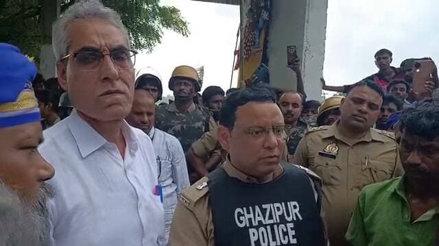 #गाजीपुर: नोनहरा में लापता बाबूराम उर्फ विक्की का शव बरामद, ग्रामीणों में आक्रोश
मगई नदी में लापता हुए युवक का शव शुक्रवार सुबह मिला, ग्रामीणों ने शुरू किया धरना-प्रदर्शन; मौके पर पहुंचे एसपी ग्रामीण और एडीएम
गाजीपुर। नोनहरा थाना क्षेत्र के चक कमरैरा गांव में 7 अक्टूबर को पैमाइश के दौरान हुए विवाद के बाद मगई नदी में लापता हुए बाबूराम उर्फ विक्की का शव शुक्रवार सुबह करीब 5 बजे सम्मनपुर नदी से बरामद हुआ। शव मिलने की खबर फैलते ही गांव में हड़कंप मच गया। घटना से आक्रोशित ग्रामीणों और महिलाओं ने धरना-प्रदर्शन शुरू कर दिया।
बताया जा रहा है कि 7 अक्टूबर को गांव में पैमाइश के दौरान पुलिस और ग्रामीणों के बीच विवाद एवं मारपीट की घटना हुई थी। इसी दौरान भागते समय बाबूराम उर्फ विक्की के नदी में गिरकर लापता होने की बात सामने आई थी। इसके बाद से उसकी तलाश की जा रही थी। शुक्रवार सुबह शव बरामद होने के बाद मामला और गरमा गया।
मौके पर पहुंचे पुलिस-प्रशासन के अधिकारी
स्थिति की गंभीरता को देखते हुए घटनास्थल पर भारी पुलिस बल तैनात किया गया है। एसपी ग्रामीण अतुल कुमार सोनकर और एडीएम (वित्त एवं राजस्व) वेद सिंह चौहान मौके पर पहुंचकर ग्रामीणों को समझाने तथा स्थिति को नियंत्रित करने में जुटे हैं।
गांव में तनाव, निष्पक्ष जांच की मांग
शव बरामद होने के बाद गांव में तनावपूर्ण माहौल बना हुआ है। ग्रामीणों के धरना-प्रदर्शन और उनकी मांगों के बीच प्रशासन स्थिति को सामान्य बनाने का प्रयास कर रहा है। घटना को लेकर ग्रामीणों में आक्रोश है और मामले की निष्पक्ष जांच की मांग उठ रही है।
फिलहाल सभी की निगाहें प्रशासन की कार्रवाई और ग्रामीणों की मांगों पर टिकी हैं।