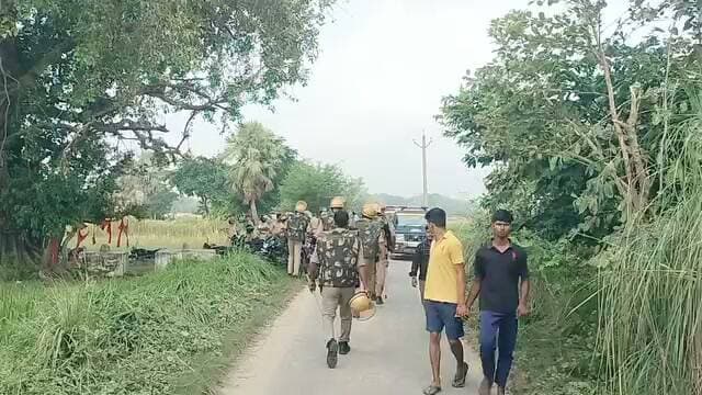 #गाजीपुर: नोनहरा में लापता बाबूराम उर्फ विक्की का शव बरामद, ग्रामीणों में आक्रोश
मगई नदी में लापता हुए युवक का शव शुक्रवार सुबह मिला, ग्रामीणों ने शुरू किया धरना-प्रदर्शन; मौके पर पहुंचे एसपी ग्रामीण और एडीएम
गाजीपुर। नोनहरा थाना क्षेत्र के चक कमरैरा गांव में 7 अक्टूबर को पैमाइश के दौरान हुए विवाद के बाद मगई नदी में लापता हुए बाबूराम उर्फ विक्की का शव शुक्रवार सुबह करीब 5 बजे सम्मनपुर नदी से बरामद हुआ। शव मिलने की खबर फैलते ही गांव में हड़कंप मच गया। घटना से आक्रोशित ग्रामीणों और महिलाओं ने धरना-प्रदर्शन शुरू कर दिया।
बताया जा रहा है कि 7 अक्टूबर को गांव में पैमाइश के दौरान पुलिस और ग्रामीणों के बीच विवाद एवं मारपीट की घटना हुई थी। इसी दौरान भागते समय बाबूराम उर्फ विक्की के नदी में गिरकर लापता होने की बात सामने आई थी। इसके बाद से उसकी तलाश की जा रही थी। शुक्रवार सुबह शव बरामद होने के बाद मामला और गरमा गया।
मौके पर पहुंचे पुलिस-प्रशासन के अधिकारी
स्थिति की गंभीरता को देखते हुए घटनास्थल पर भारी पुलिस बल तैनात किया गया है। एसपी ग्रामीण अतुल कुमार सोनकर और एडीएम (वित्त एवं राजस्व) वेद सिंह चौहान मौके पर पहुंचकर ग्रामीणों को समझाने तथा स्थिति को नियंत्रित करने में जुटे हैं।
गांव में तनाव, निष्पक्ष जांच की मांग
शव बरामद होने के बाद गांव में तनावपूर्ण माहौल बना हुआ है। ग्रामीणों के धरना-प्रदर्शन और उनकी मांगों के बीच प्रशासन स्थिति को सामान्य बनाने का प्रयास कर रहा है। घटना को लेकर ग्रामीणों में आक्रोश है और मामले की निष्पक्ष जांच की मांग उठ रही है।
फिलहाल सभी की निगाहें प्रशासन की कार्रवाई और ग्रामीणों की मांगों पर टिकी हैं।