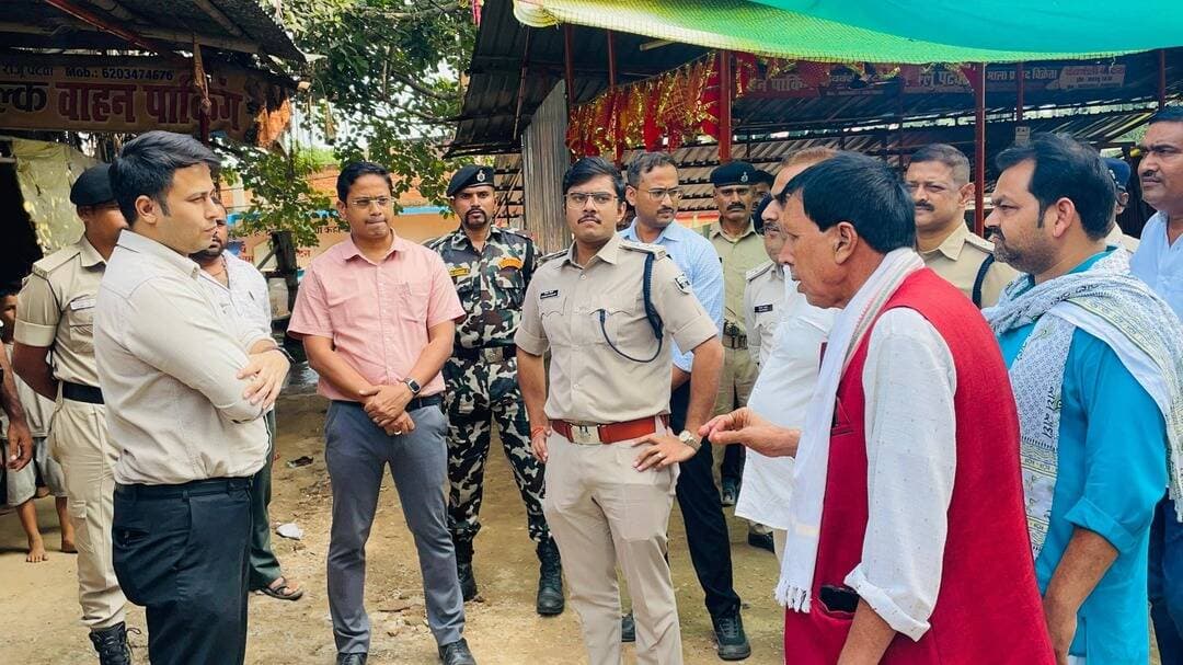 समाहरणालय, कैमूर*
=================
जिला जनसम्पर्क कार्यालय*
==================
प्रेस विज्ञप्ति*
दिनांक 09.10.2026*
==================
कैमूर में दुर्गापूजा को लेकर अलर्ट मोड पर प्रशासन: डीएम-एसपी ने संवेदनशील इलाकों का लिया जायजा
दुर्गापूजा के अवसर पर कैमूर जिले के भभुआ अनुमंडल अंतर्गत चैनपुर प्रखंड के बिउर गांव, हरसू ब्रह्म मंदिर एवं सिकंदरपुर गांव तथा नगर पंचायत हाटा में शांति, सुरक्षा एवं विधि-व्यवस्था बनाए रखने के उद्देश्य से जिला पदाधिकारी, कैमूर एवं पुलिस अधीक्षक, कैमूर द्वारा स्थलों का निरीक्षण किया गया।
निरीक्षण के क्रम में सर्वप्रथम चैनपुर प्रखंड अंतर्गत बिउर गांव का भ्रमण किया गया। शांति समिति एवं दुर्गापूजा समिति के सदस्यों के साथ बैठक कर पूजा के दौरान शांति एवं सौहार्द बनाए रखने, जुलूस के दौरान विधि-व्यवस्था संधारण तथा भीड़ प्रबंधन के संबंध में आवश्यक निर्देश दिए गए।
इसके पश्चात हरसू ब्रह्म मंदिर पहुंचकर मंदिर परिसर एवं पूजा पंडाल का निरीक्षण किया गया। इस दौरान पूजा की तैयारियों, श्रद्धालुओं की सुविधा, साफ-सफाई एवं सुरक्षा व्यवस्था का जायजा लिया गया।
हाटा नगर पंचायत क्षेत्र में दुर्गापूजा की तैयारियों की समीक्षा की गई। साफ-सफाई, कचरा प्रबंधन, पेयजल की उपलब्धता एवं अन्य आवश्यक नागरिक सुविधाएं सुनिश्चित करने का निर्देश दिया गया।
जुलूस के निर्धारित मार्गों का निरीक्षण करते हुए जहां-जहां सड़कें क्षतिग्रस्त हैं, वहां तत्काल मरम्मत एवं सुदृढ़ीकरण कराने का निर्देश संबंधित पदाधिकारियों को दिया गया, ताकि श्रद्धालुओं एवं आम नागरिकों को आवागमन में किसी प्रकार की असुविधा न हो।
प्रतिमा विसर्जन की तैयारियों की समीक्षा के दौरान सभी निर्धारित विसर्जन स्थलों पर पर्याप्त संख्या में प्रशिक्षित गोताखोरों की प्रतिनियुक्ति सुनिश्चित करने, आवश्यक सुरक्षा इंतजाम करने तथा विसर्जन के दौरान सतत निगरानी रखने का निर्देश दिया गया। साथ ही, विसर्जन स्थलों पर आवश्यक व्यवस्था समय से पूर्ण करने को कहा गया।
तत्पश्चात सिकंदरपुर में पूजा समिति के सदस्यों के साथ बैठक कर दुर्गापूजा के दौरान विधि-व्यवस्था, सुरक्षा एवं अन्य आवश्यक व्यवस्थाओं की समीक्षा की गई। जिला पदाधिकारी एवं पुलिस अधीक्षक ने संबंधित पदाधिकारियों को जुलूस के दौरान विशेष सतर्कता बरतने, निर्धारित मार्गों पर आवश्यक व्यवस्था सुनिश्चित करने तथा संवेदनशील स्थलों पर लगातार निगरानी रखने का निर्देश दिया।
साथ ही, पंचायतों में भ्रमण के दौरान स्थानीय लोगों द्वारा खेल मैदान, सड़क, विद्यालयों से संबंधित समस्या एवं सुझाव जिला पदाधिकारी महोदय के समक्ष रखा गया। जिला पदाधिकारी द्वारा अंचलाधिकारी चैनपुर को भूमि रेखांकित कर अविलंब खेल मैदान इत्यादि चिन्हित करने के लिए निर्देश दिए।
जिला पदाधिकारी एवं पुलिस अधीक्षक ने सभी संबंधित पदाधिकारियों को निर्देश दिया कि दुर्गापूजा के दौरान विधि-व्यवस्था संधारण, जुलूस मार्गों की मरम्मत एवं सुदृढ़ीकरण, सभी संबंधित क्षेत्रों में साफ-सफाई, पर्याप्त पेयजल की व्यवस्था तथा प्रतिमा विसर्जन स्थलों पर पर्याप्त संख्या में गोताखोरों की उपलब्धता सुनिश्चित की जाए। सभी विभाग आपसी समन्वय के साथ कार्य करते हुए श्रद्धालुओं की सुरक्षा एवं सुविधा को सर्वोच्च प्राथमिकता दें।
जिला प्रशासन ने आम नागरिकों से अपील की है कि वे दुर्गापूजा का पर्व शांति, सद्भाव एवं आपसी भाईचारे के साथ मनाएं तथा प्रशासन द्वारा जारी दिशा-निर्देशों का पालन करें।
#Kaimur #DurgaPuja #BiharPolice #LawAndOrder #kaimurdm #सुरक्षा_व्यवस्था #kaimurpolice
Information & Public Relations Department, Government of Bihar