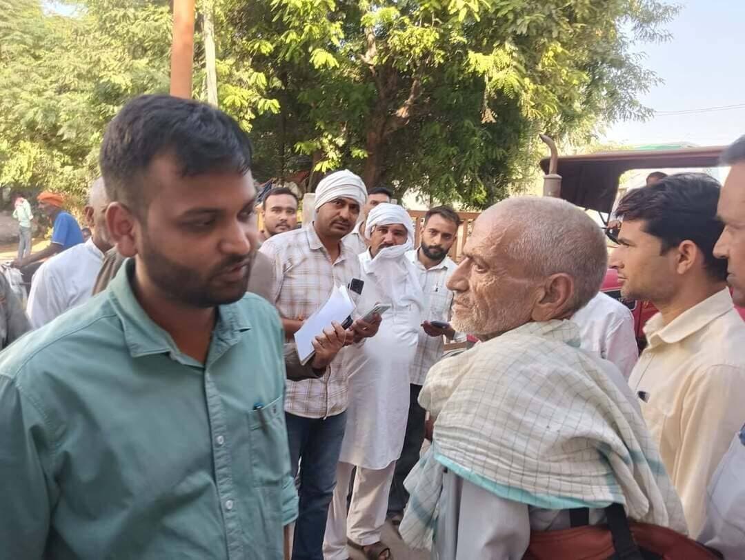 *एडीसी ने अनाज मंडी का दौरा कर खरीद प्रक्रिया का लिया जायजा
किसानों और आढ़तियों से बातचीत कर व्यवस्थाओं के बारे में ली जानकारी
रेवाड़ी समाचार पंकज कुमार।
एडीसी राहुल मोदी ने शुक्रवार को अनाज मंडी रेवाड़ी का दौरा किया और बाजरा खरीद प्रक्रिया का जायजा लिया। उन्होंने किसानों और आढ़तियों की समस्याएं सुनी तथा अधिकारियों को निर्धारित नियमों के अनुसार समयबद्ध तरीके से खरीद करने तथा उठान में तेजी लाने के निर्देश दिए।
एडीसी राहुल मोदी ने कहा कि सरकार की प्राथमिकता है कि किसानों की फसल की समय पर खरीद, उठान और भुगतान हो, इसी लक्ष्य को लेकर सभी संबंधित एजेंसियों के अधिकारी कार्य करें। सरकार द्वारा निर्धारित मानकों के आधार पर न्यूनतम समर्थन मूल्य पर खरीद की जाए। किसानों को किसी प्रकार की परेशानी नहीं होनी चाहिए और सभी व्यवस्थाएं चौक चौबंद हों। इसमें किसी भी प्रकार की लापरवाही बर्दाश्त नहीं की जाएगी।
एडीसी ने सुरक्षा व्यवस्थाओं की समीक्षा करते हुए मंडी में स्थापित कंट्रोल रूम का निरीक्षण किया। इसके साथ उन्होंने मंडी में साफ-सफाई, पेयजल, शौचालय और अटल कैन्टीन सहित अन्य आवश्यक सुविधाओं का विशेष ध्यान रखने के निर्देश दिए। उन्होंने अधिकारियों को निर्देश दिए कि खरीद प्रक्रिया की लगातार निगरानी रखें और संबंधित विभाग आपसी समन्वय के साथ कार्य करते हुए किसानों को बेहतर सुविधाएं उपलब्ध करवाएं।
------
