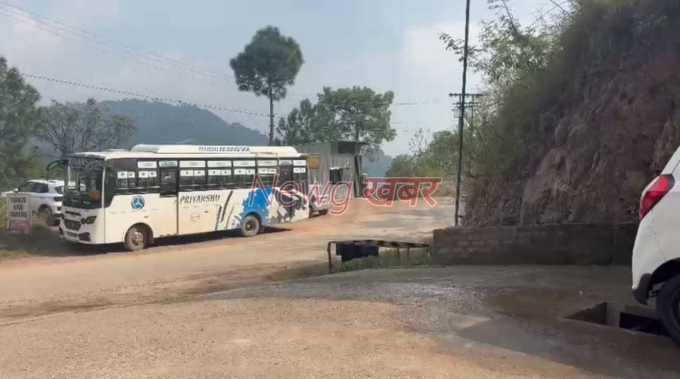 शूलिनी यूनिवर्सिटी के पास सड़कों पर स्टंटबाजी! हवा में उड़ा रहे युवक गाड़ियां
क्या अपनी और दूसरों की जान जोखिम में डालना ही है इन युवकों का शौक? शूलिनी यूनिवर्सिटी के पास गाड़ियों से खतरनाक स्टंट करने का मामला सामने आया है।
अब सवाल यह है कि ऐसे खतरनाक स्टंट करने वालों पर कार्रवाई कब होगी?
सड़कें स्टंटबाजी के लिए नहीं, सुरक्षित सफर के लिए हैं। प्रशासन इस मामले का संज्ञान ले।