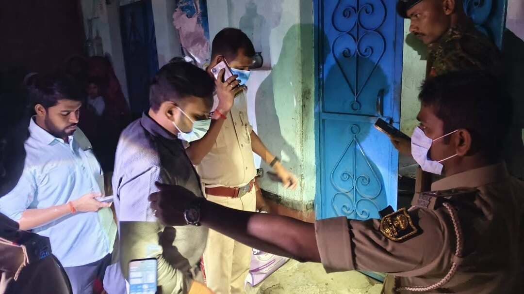 कैमूर में सनसनीखेज वारदात! 70 वर्षीय बुजुर्ग महिला की गला रेतकर हत्या, चांद में मचा हड़कंप; जांच में जुटी पुलिस
कैमूर जिले के चांद थाना क्षेत्र से एक सनसनीखेज वारदात सामने आई है। ग्राम कुडनू में 70 वर्षीय बुजुर्ग महिला की गला रेतकर बेरहमी से हत्या कर दी गई। घटना के बाद पूरे गांव में हड़कंप मच गया है।
मृतका की पहचान रामरति कुंवर, पति- मोती साह, निवासी ग्राम कुडनू, थाना चांद के रूप में हुई है।
बताया जा रहा है कि महिला घर में अकेली थी, इसी दौरान अज्ञात अपराधियों ने इस वारदात को अंजाम दिया। ग्रामीणों की सूचना पर पहुंची चांद थाना पुलिस ने शव को कब्जे में लेकर पोस्टमार्टम के लिए भभुआ सदर अस्पताल भेज दिया है।
फिलहाल हत्या के कारणों का खुलासा नहीं हो पाया है। पुलिस हर बिंदु पर जांच कर रही है और आसपास के लोगों से पूछताछ की जा रही है।
